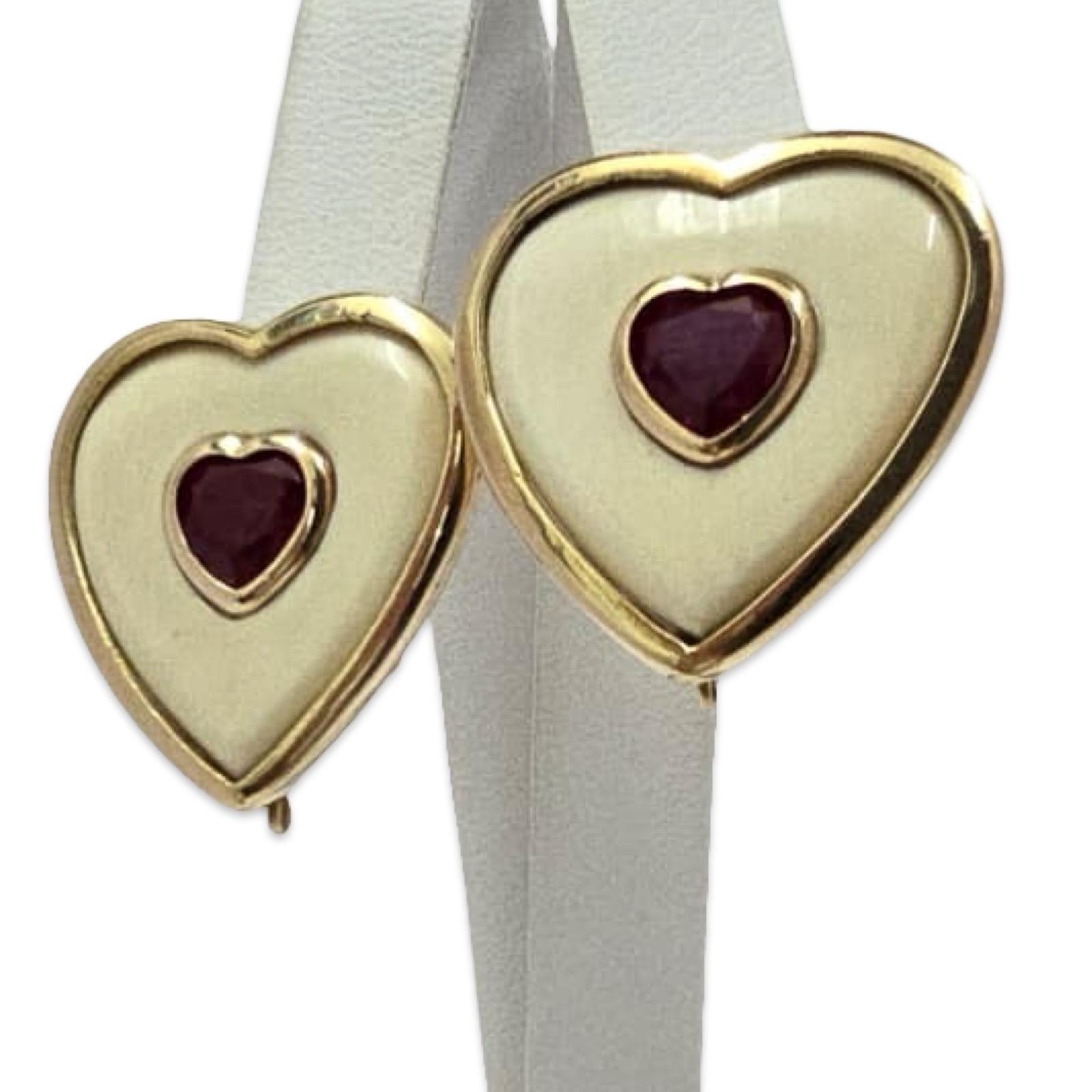 Vintage 18k Herz-Ohrringe aus geschnitztem Perlmutt mit 8mm Rubin-Herzen Damen im Angebot