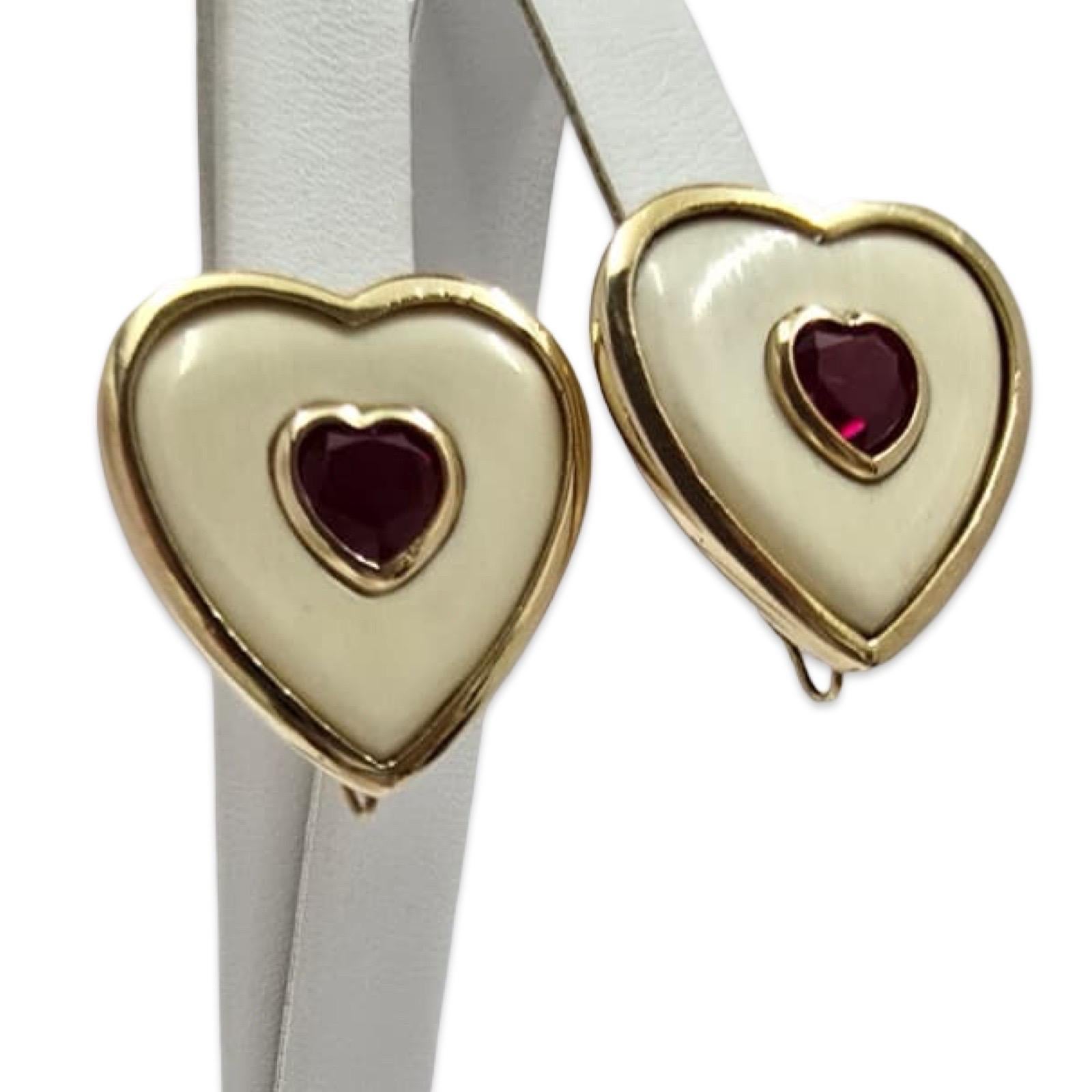 Vintage 18k Herz-Ohrringe aus geschnitztem Perlmutt mit 8mm Rubin-Herzen im Angebot 1