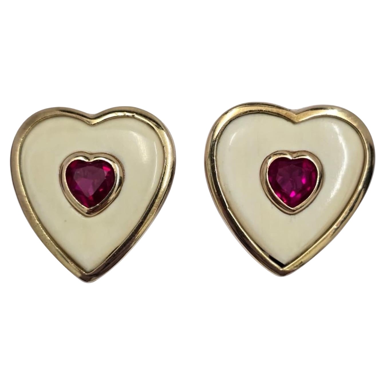 Vintage 18k Herz-Ohrringe aus geschnitztem Perlmutt mit 8mm Rubin-Herzen im Angebot
