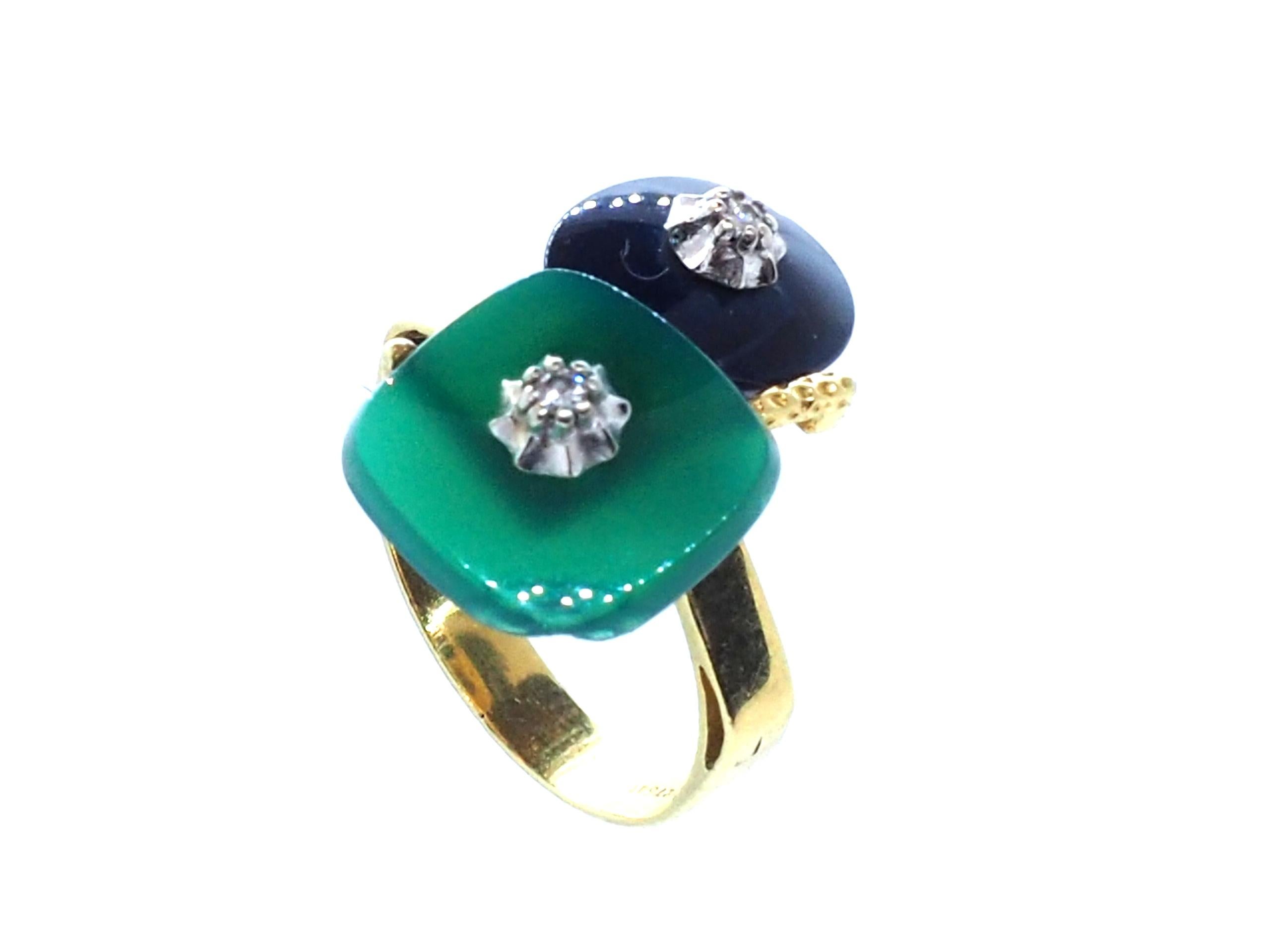 Entdecken Sie zeitlose Eleganz mit diesem exquisiten geometrischen Ring aus 18 Karat Gelbgold, der mit leuchtenden Jade- und Lapislazuli-Edelsteinen besetzt ist, die von zwei kleinen Diamanten akzentuiert werden. 

Das einzigartige Design kombiniert