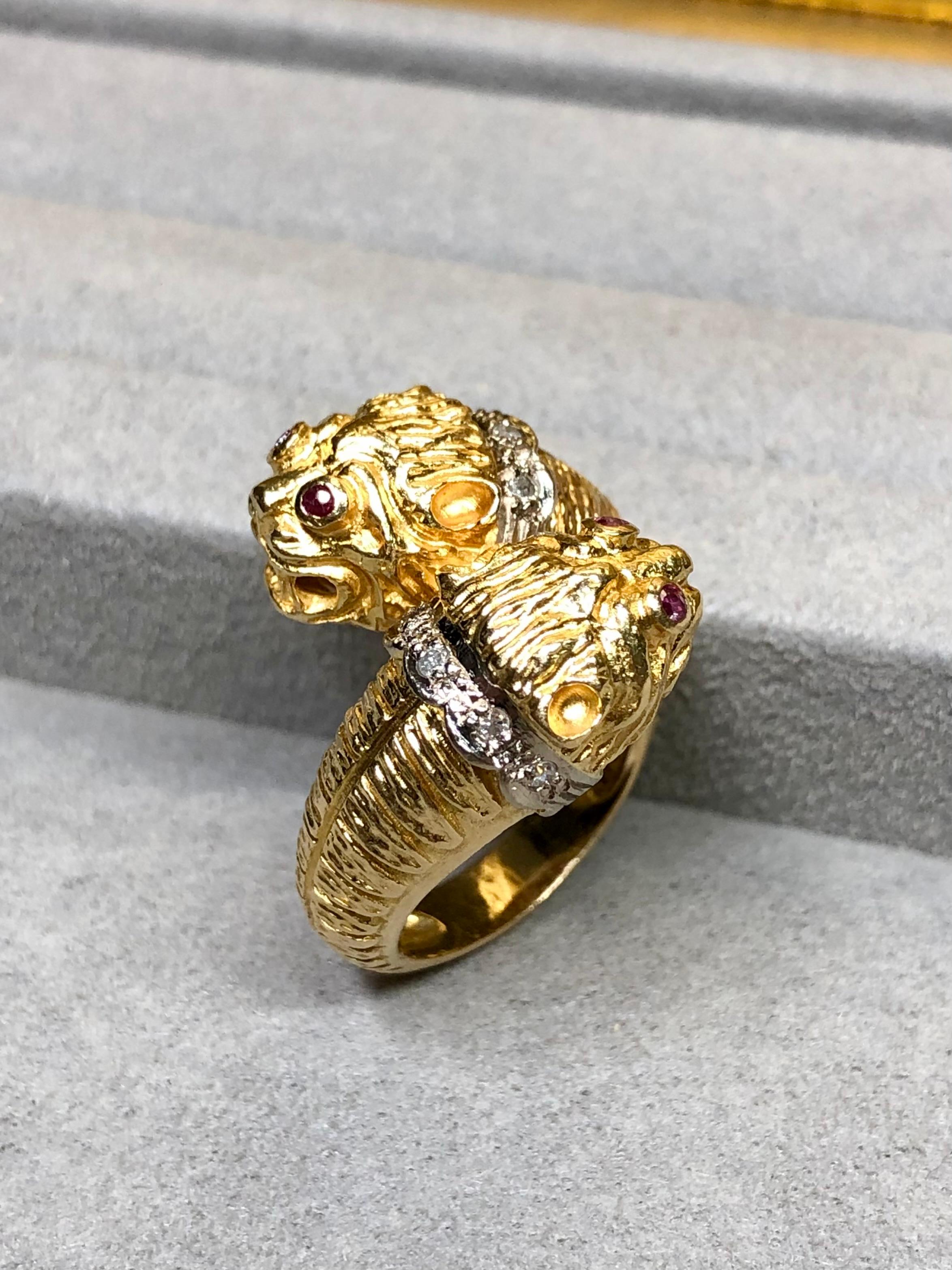El original anillo quimera bicéfalo de Ilias Lalaounis. Se trata de la quintaesencia de Lalaounis en torno a la década de 1970, realizada en oro amarillo y blanco de 18 quilates y engastada con un collar de diamantes y rubíes para los ojos. La