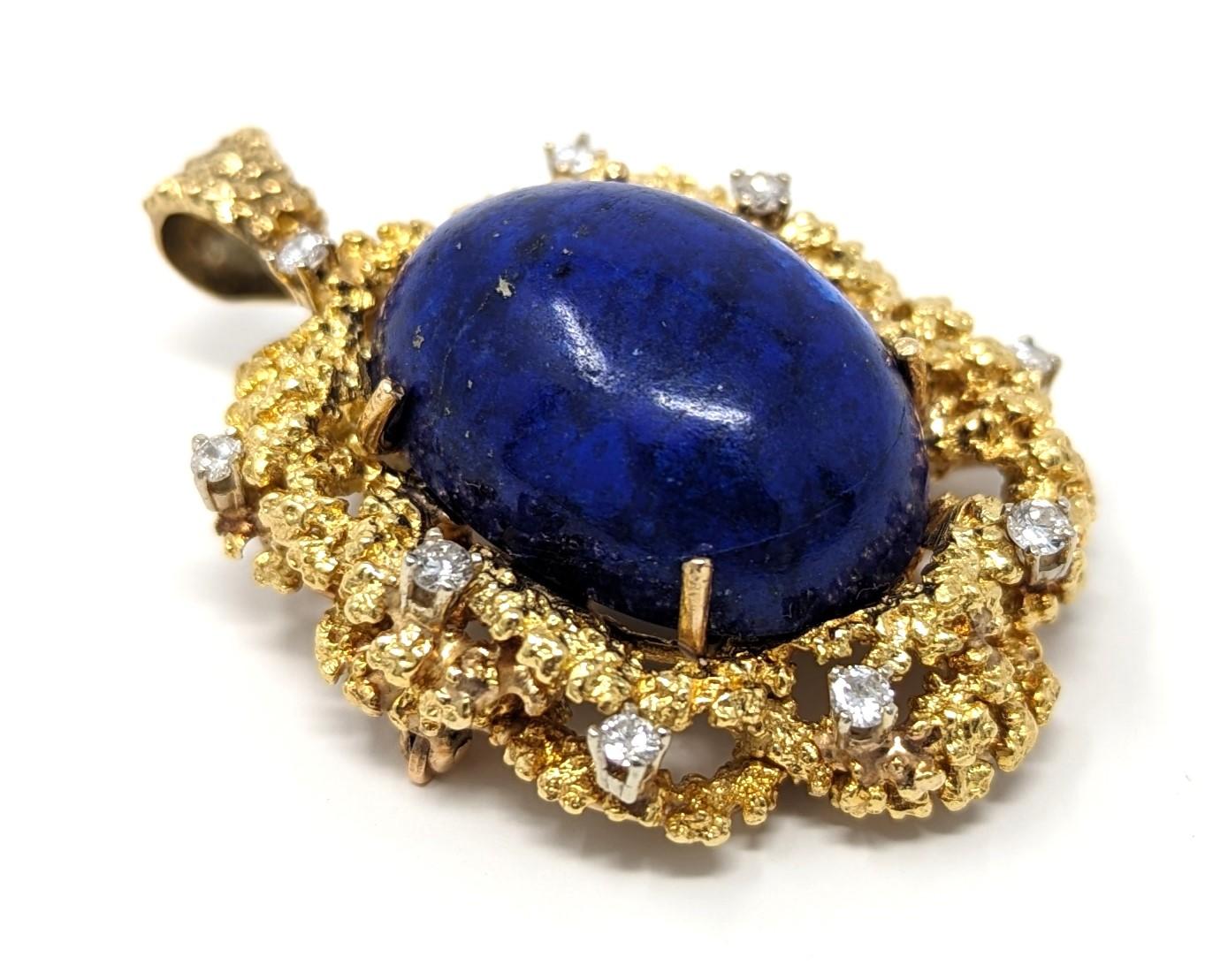 Exquis pendentif / broche convertible en lapis-lazuli 18k, orné de diamants éblouissants. Ce pendentif de style brutaliste est un excellent exemple de l'art et de l'artisanat du milieu du siècle. Estampillé 
