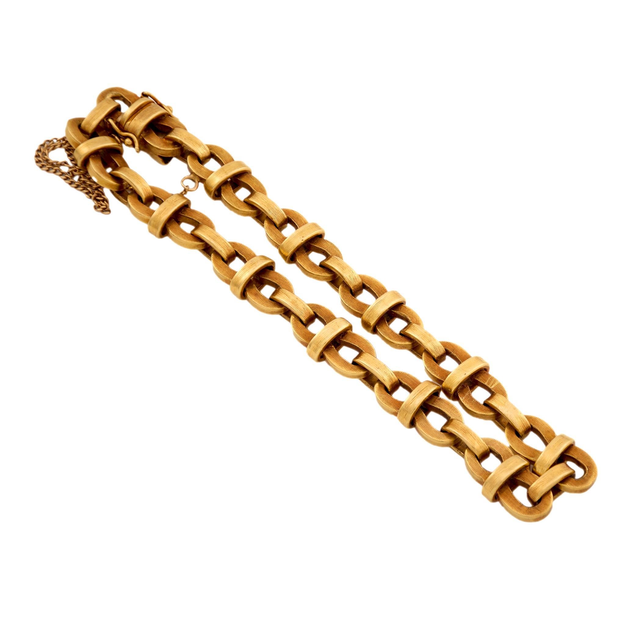 Un fabuleux bracelet à maillons de l'époque By Vintage (ca1960s) ! Réalisé en or jaune vibrant 18k, ce bracelet est composé de 13 maillons en forme d'ellipse. Le centre de chaque maillon est orné d'une bande, ce qui donne aux maillons un aspect