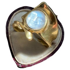 Vintage 18K Man in the Moon Moonstone Ring