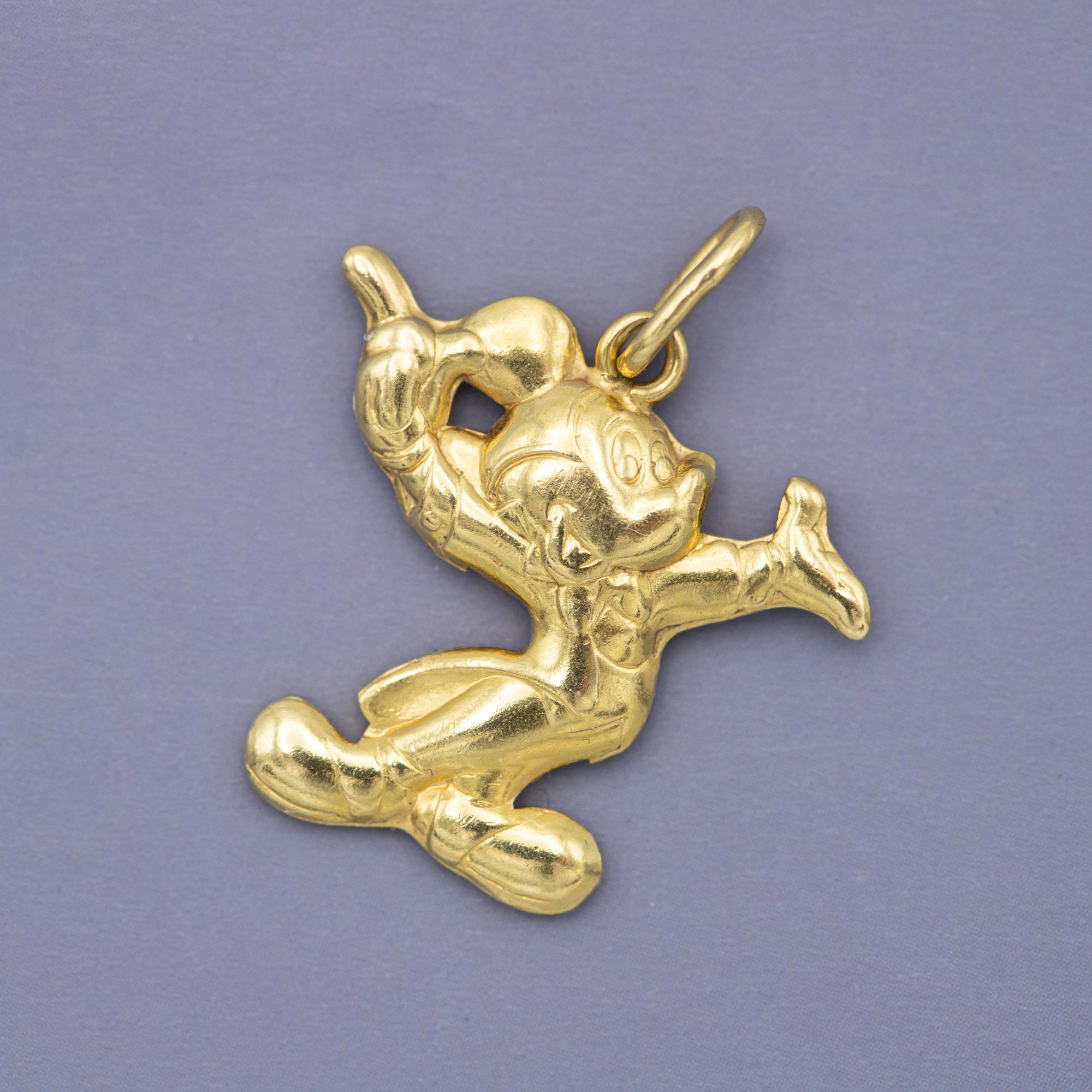 Se vende este amuleto vintage de Mickey Mouse realizado en oro amarillo de 18 quilates. Este precioso amuleto lleva la marca 750, una marca de fabricante italiano y Disney. Este bonito colgante tiene un buen tamaño, está de moda y puede convertirse