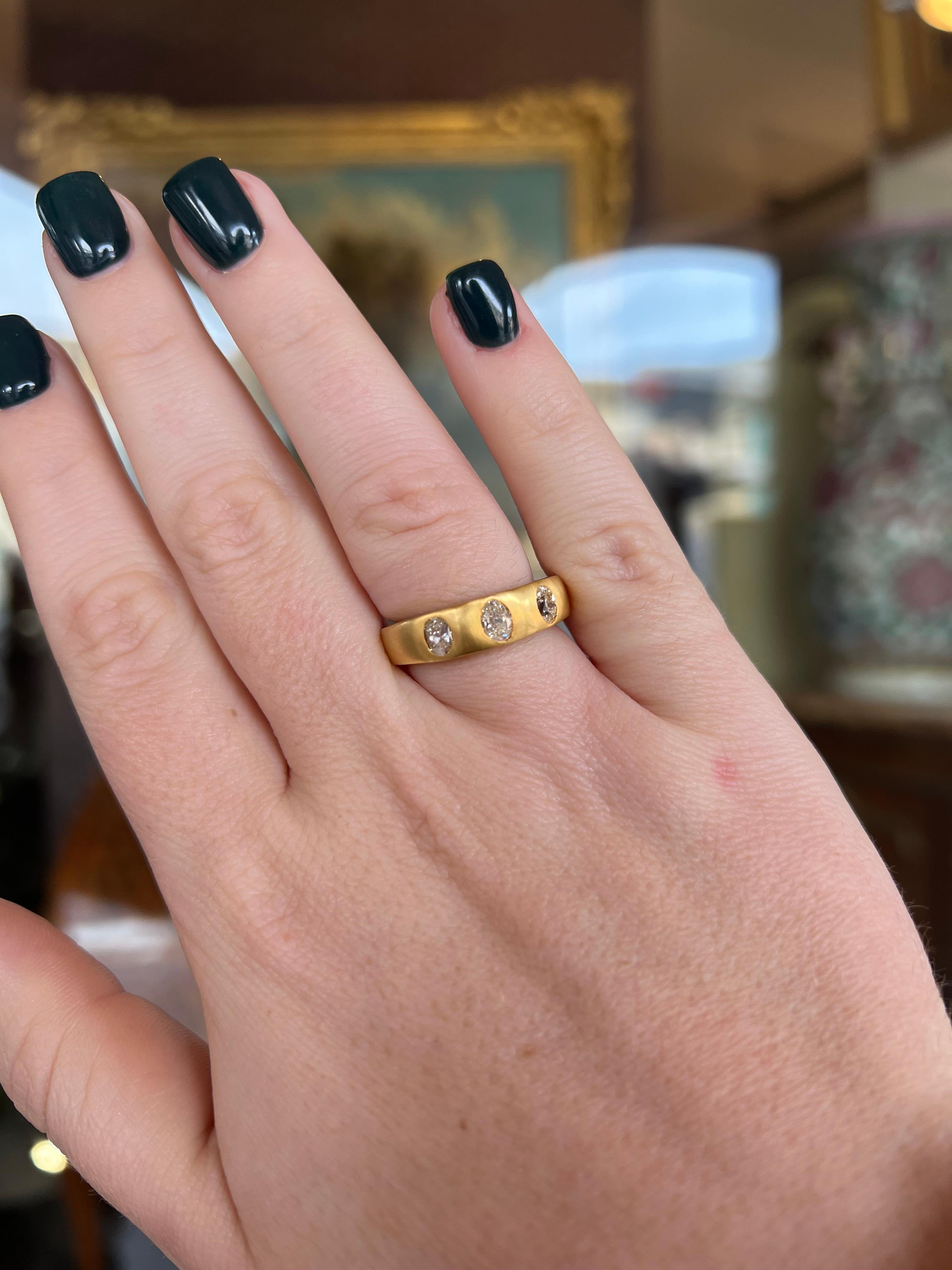 Vintage 18k Old Cut Oval Diamond Gypsy Ring In Good Condition For Sale In Amsterdam, NL
