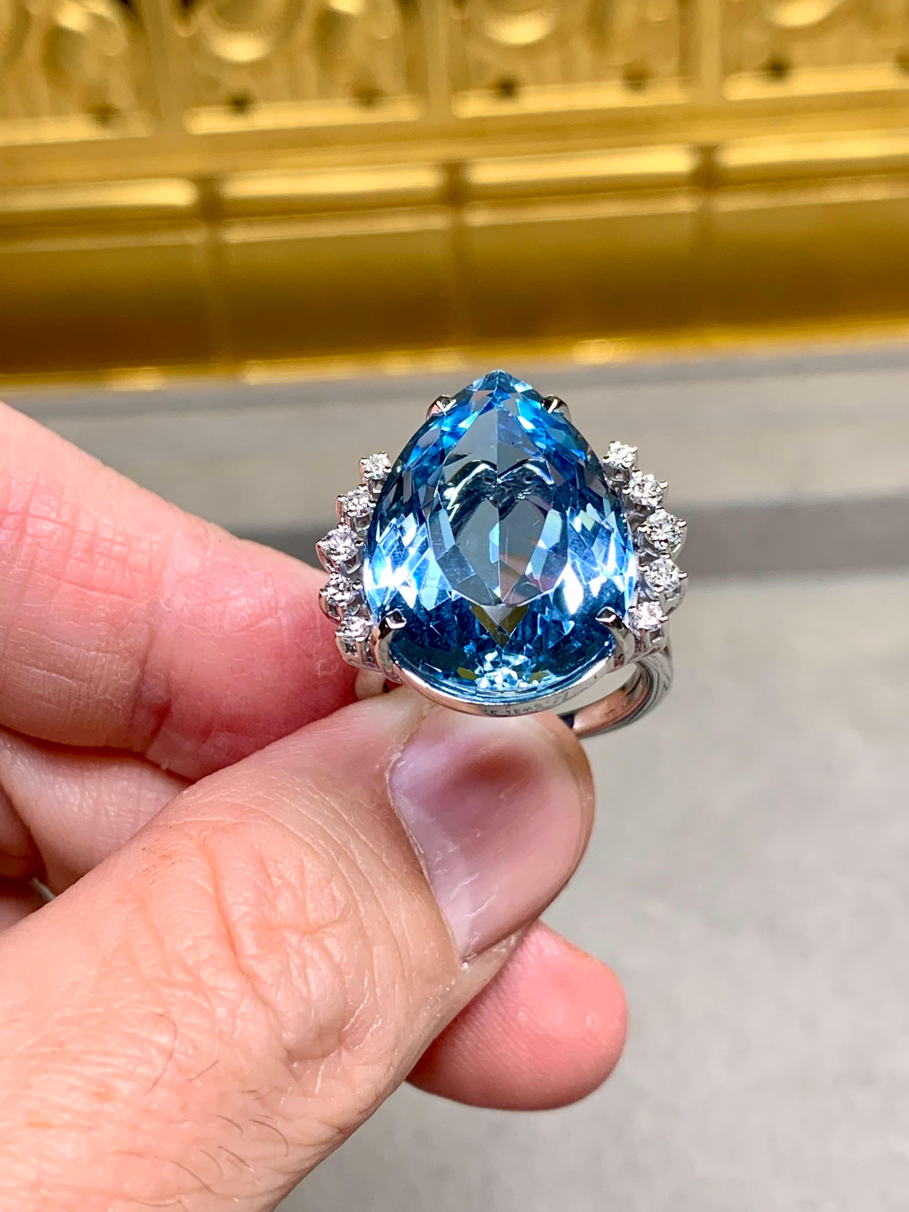 Cocktailring aus 18 Karat birnenförmigem Santa Maria-Aquamarin und Diamant 17,50 Karat (Retro) im Angebot