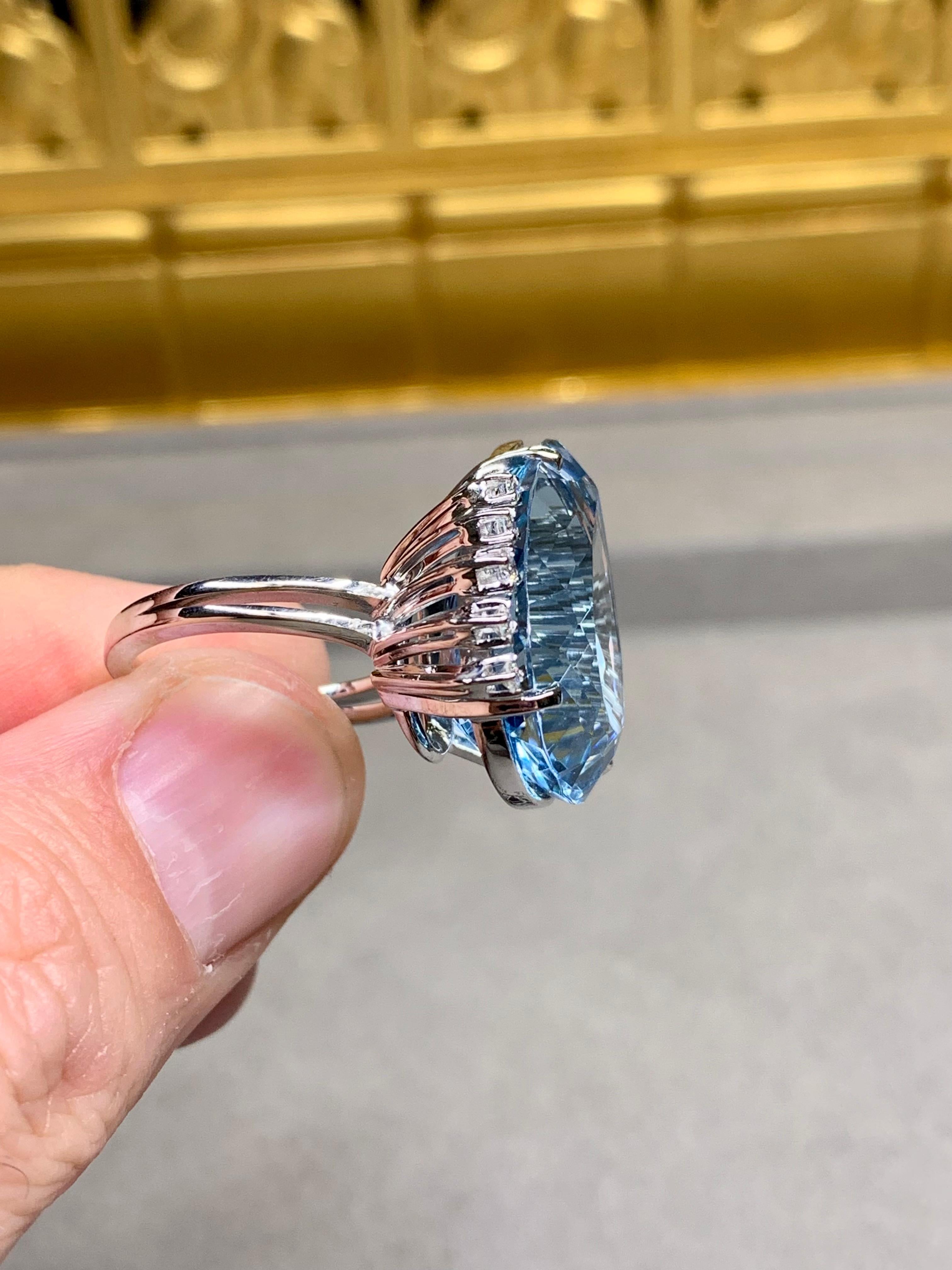 Cocktailring aus 18 Karat birnenförmigem Santa Maria-Aquamarin und Diamant 17,50 Karat (Tropfenschliff) im Angebot