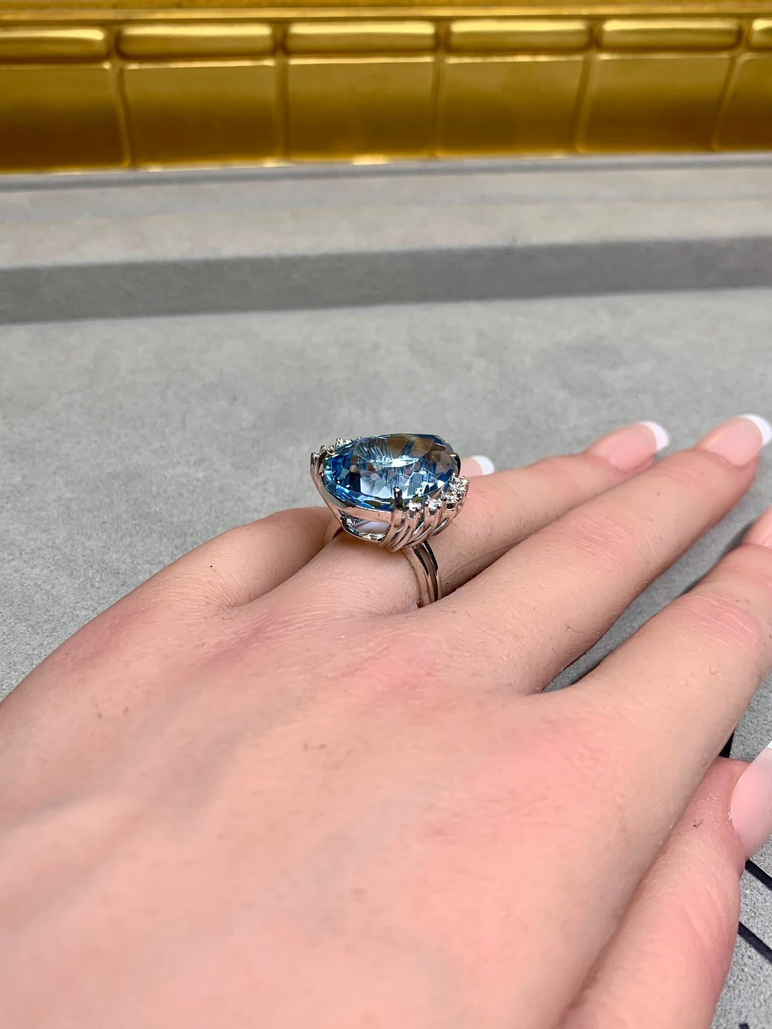 Cocktailring aus 18 Karat birnenförmigem Santa Maria-Aquamarin und Diamant 17,50 Karat im Angebot 1