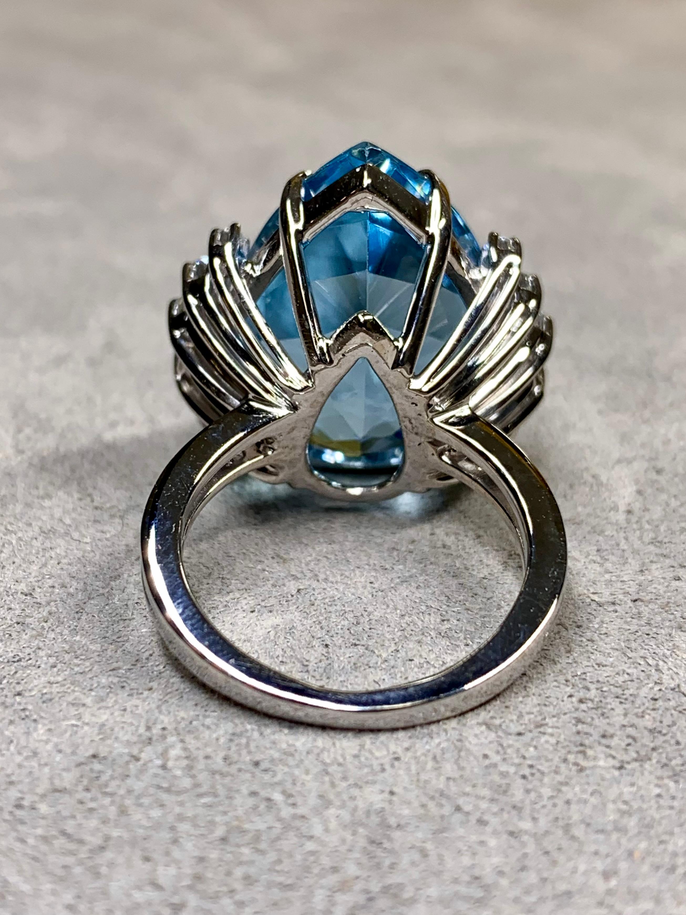 Cocktailring aus 18 Karat birnenförmigem Santa Maria-Aquamarin und Diamant 17,50 Karat im Angebot 2