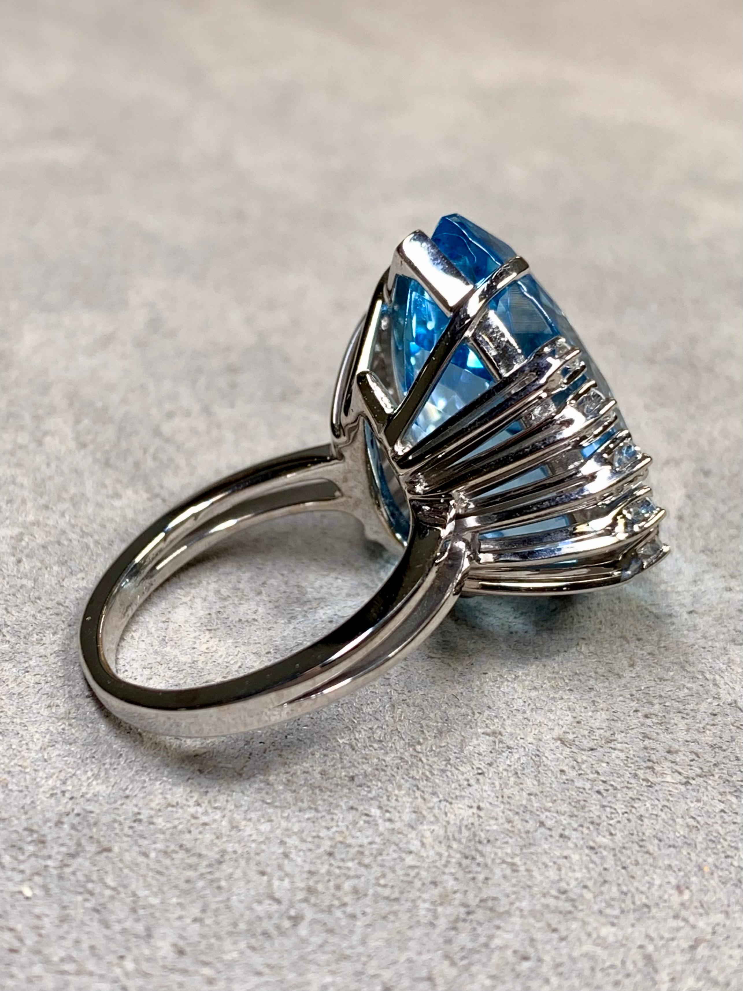 Cocktailring aus 18 Karat birnenförmigem Santa Maria-Aquamarin und Diamant 17,50 Karat im Angebot 3