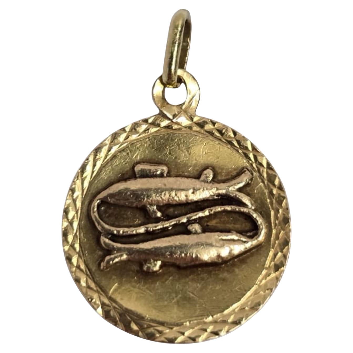 Vintage 18K Pisces Zodiac Medallion - Symbole de poisson jumeau sculpté à la main en vente