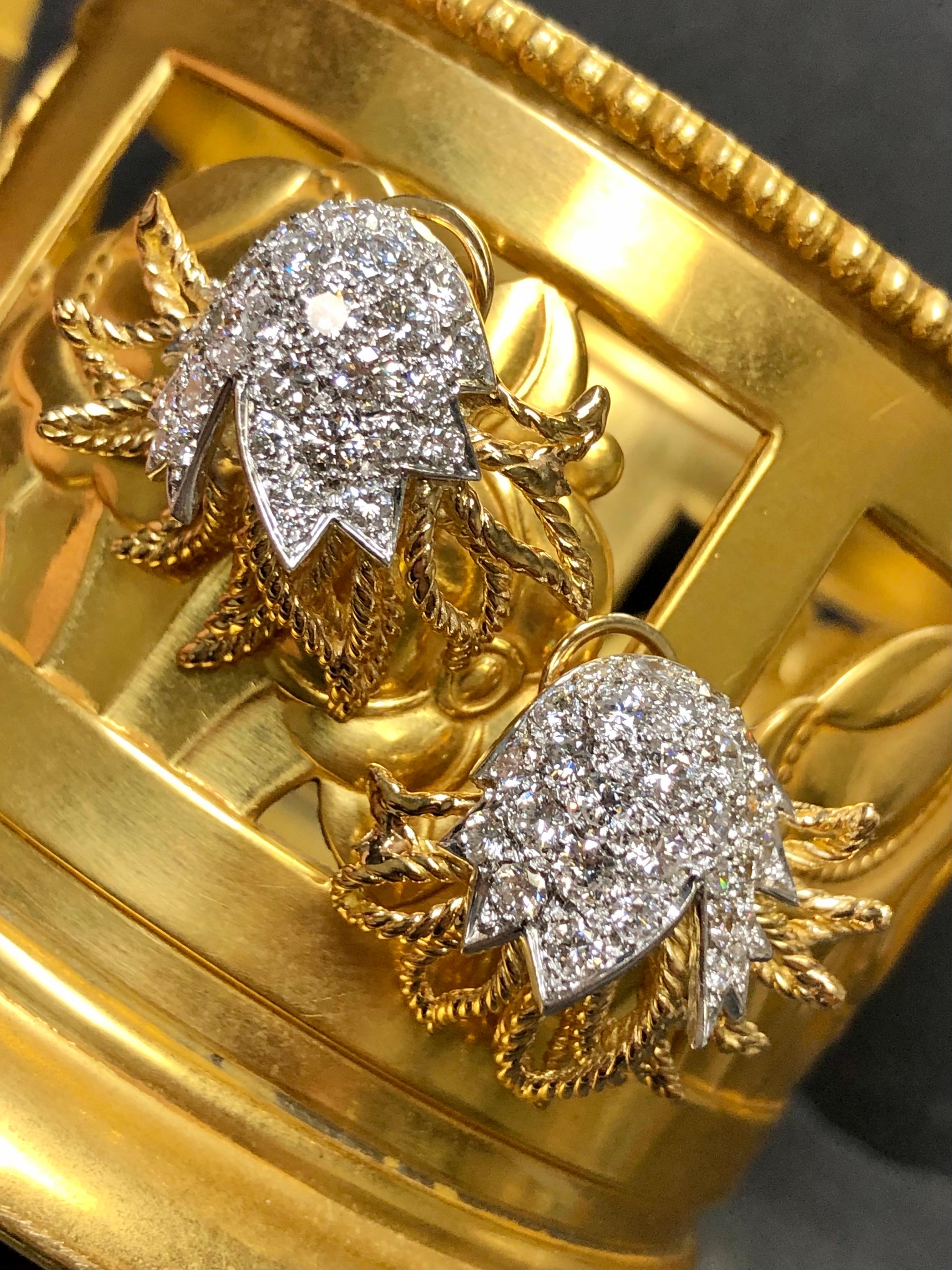 Diese fabelhaften Ohrringe schreien geradezu nach Vintage! Vom Design über die Qualität der Diamanten bis hin zur Rückseite, auf der Sie die makellose Azurierung des Metalls sehen können. Sie sind handgefertigt in 18K Gelbgold und Platin und pavè