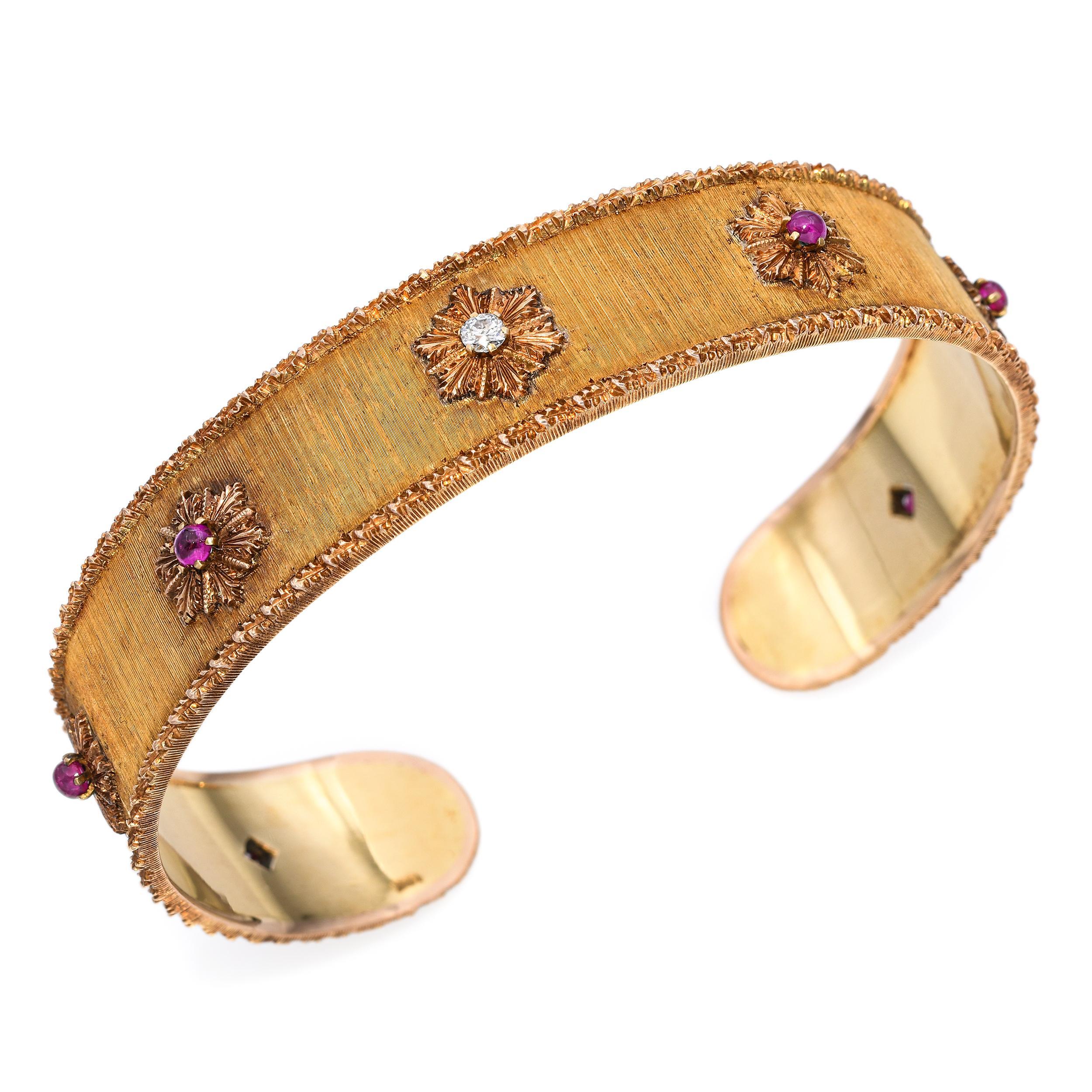 Questo bracciale vintage in oro rosa 18 carati presenta una splendida finitura rigata, che conferisce alla superficie un motivo fine e strutturato che riflette la luce con una sottile brillantezza. Con diamanti e rubini scintillanti incastonati, il