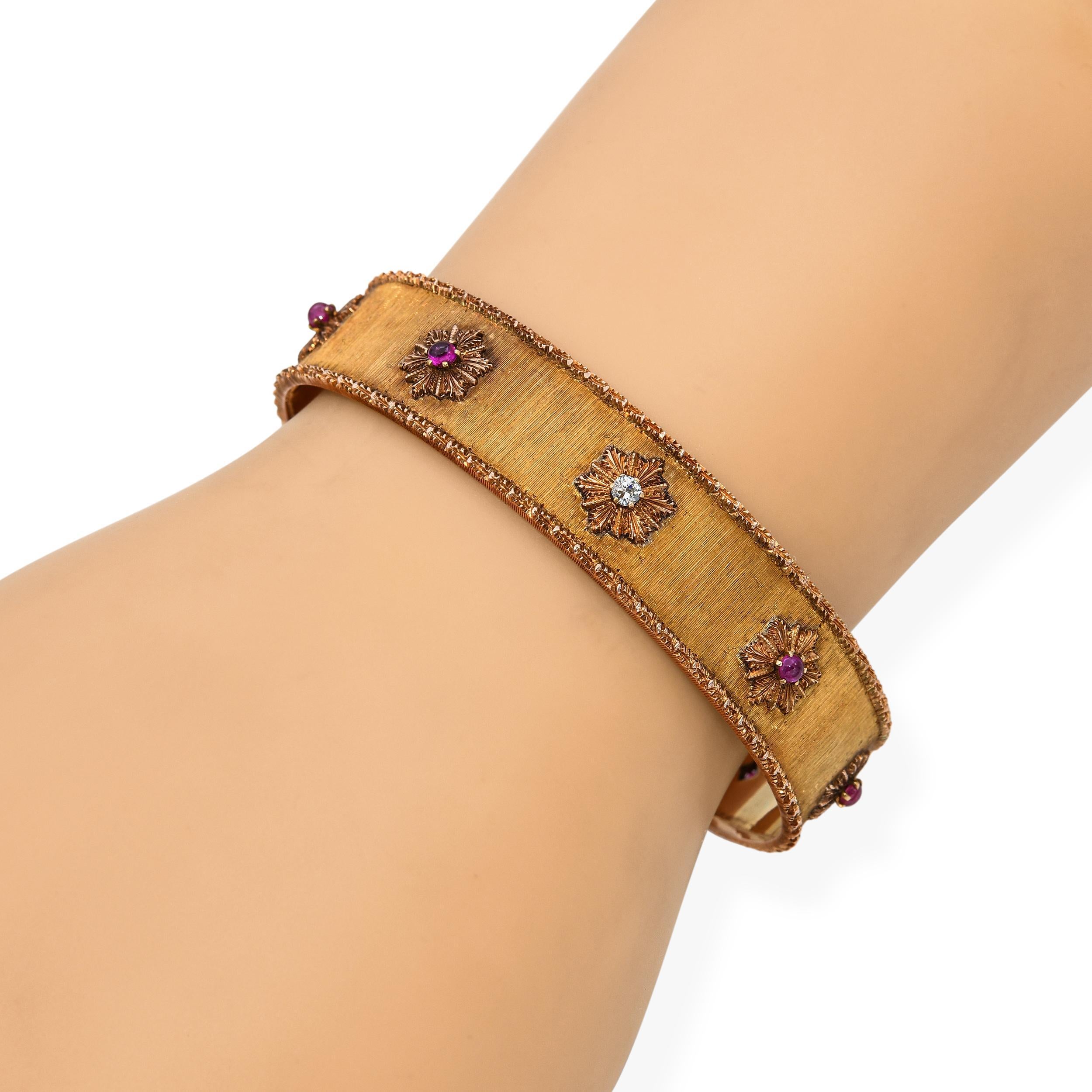 Cabochon Bracciale vintage in oro rosa 18k con diamanti e rubini con finitura rigata in vendita