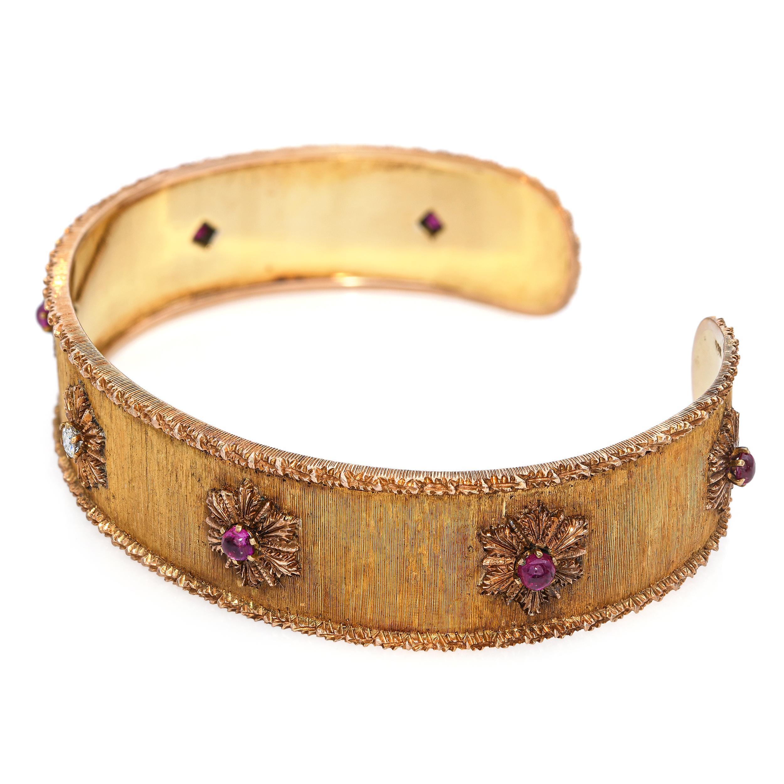 Bracciale vintage in oro rosa 18k con diamanti e rubini con finitura rigata In condizioni buone in vendita a New York, NY