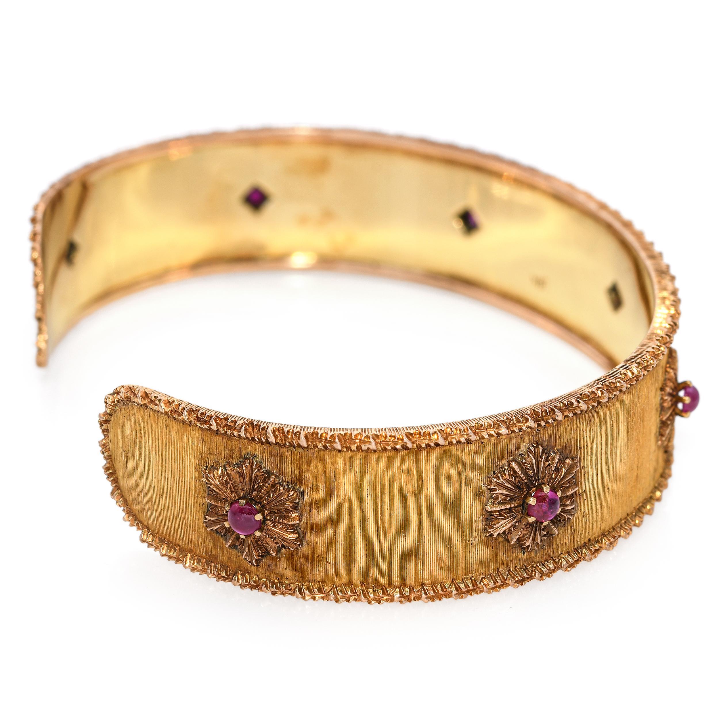 Bracciale vintage in oro rosa 18k con diamanti e rubini con finitura rigata in vendita 1