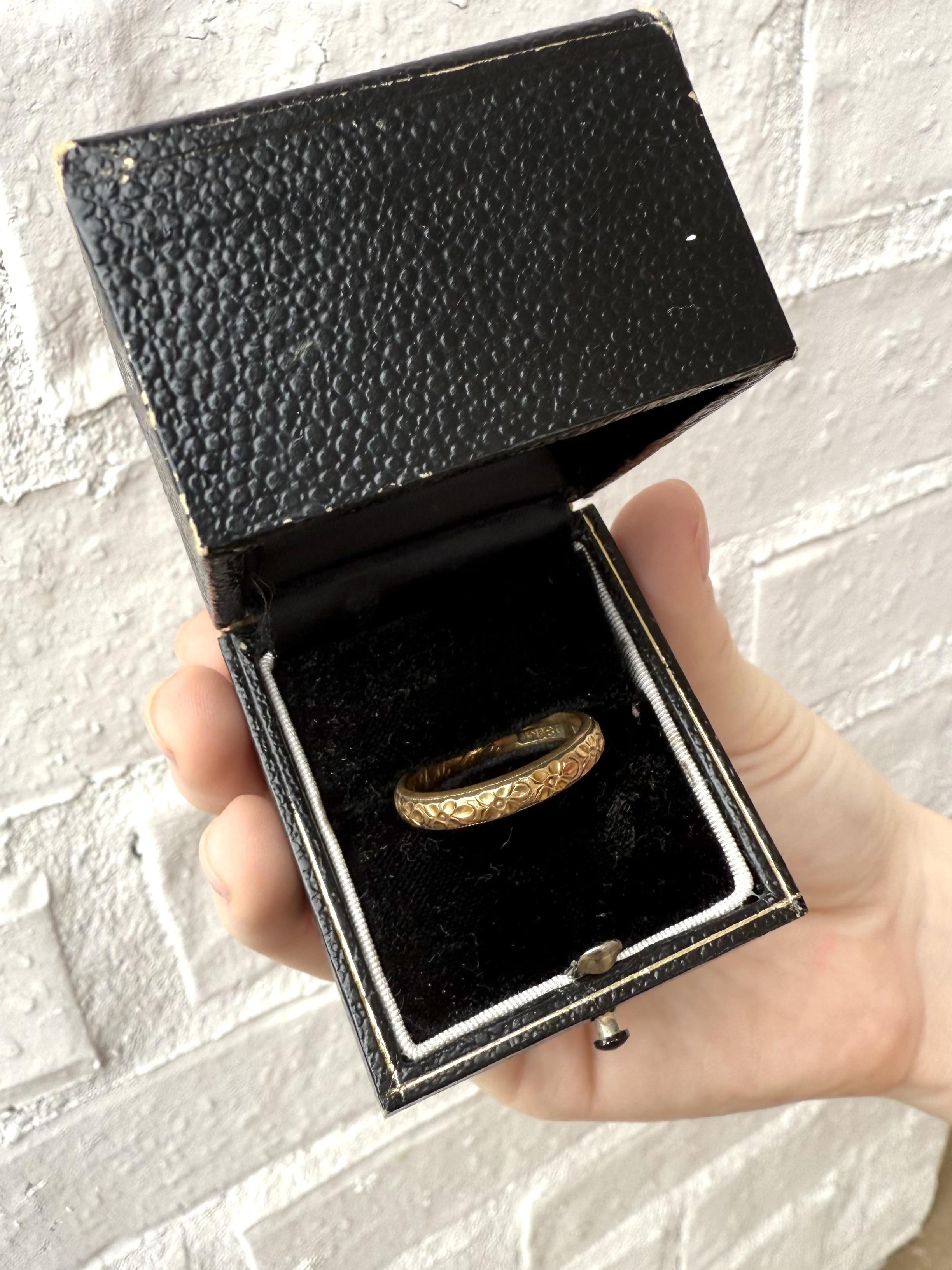 Vintage 18K Rose Gold Engraved Wedding Band Size 10 In Excellent Condition In Montgomery, AL