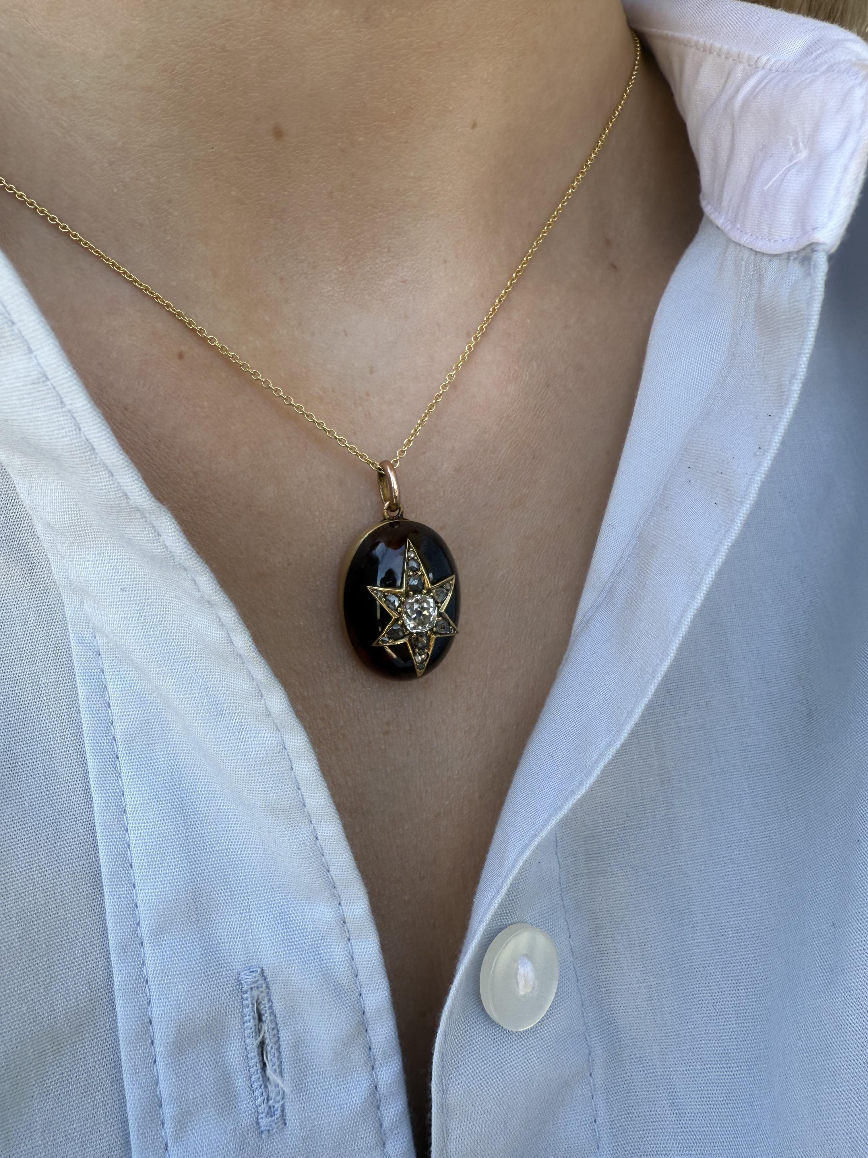 Siamo innamorati di questo ciondolo vintage!!!

Dettagli della collana
Materiale: Oro rosa 18 carati
Epoca: Vittoriano 1840 - 1900
Lunghezza del ciondolo: 1 pollice
Larghezza del ciondolo: 1/2 pollice
Profondità del pendente: 12,1 mm
Peso: 6,6
