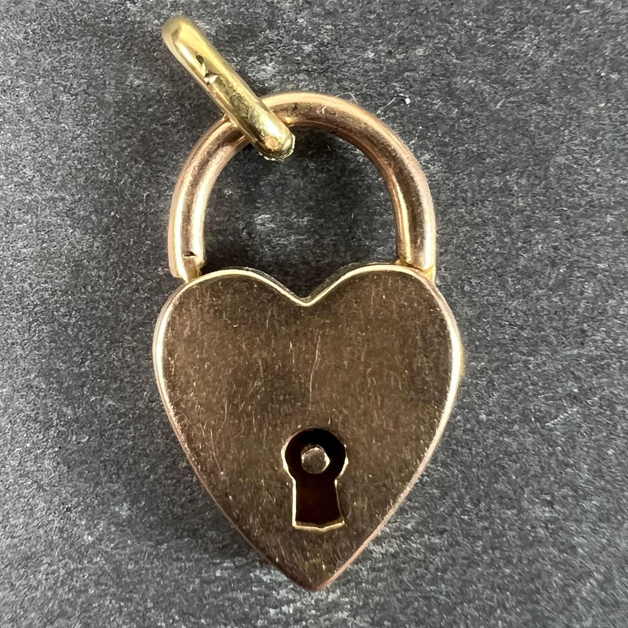 Ein Charm-Anhänger aus 18 Karat (18K) Roségold in Form eines herzförmigen Vorhängeschlosses. Dieses Vorhängeschloss ließe sich öffnen, aber leider ist der Schlüssel verloren gegangen. Nicht gestempelt, aber auf 18 Karat Gold getestet.

Abmessungen: