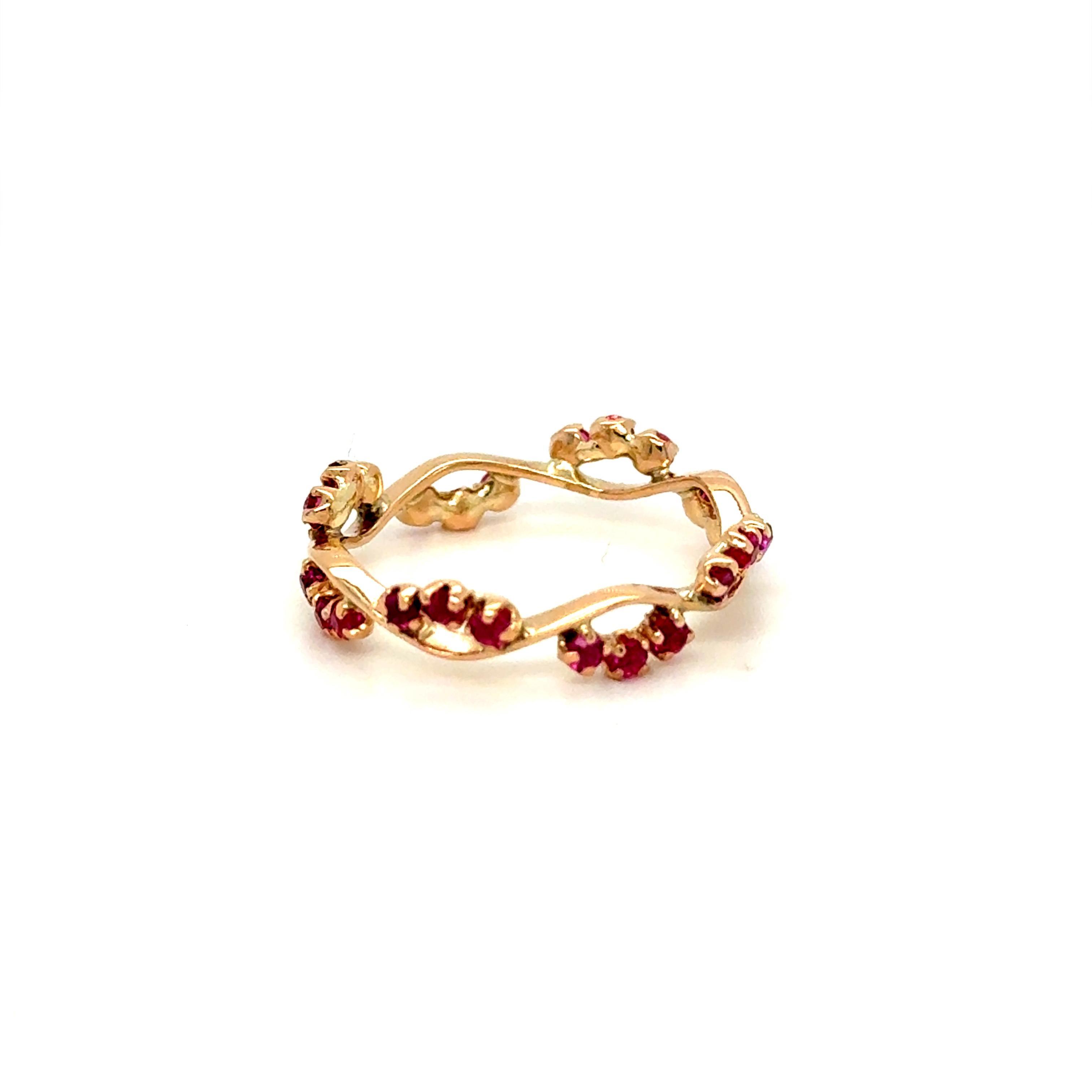 Che tesoro! Questo anello Eternity Band con rubino vintage ha un design bellissimo e unico! Realizzato in oro rosa 14 carati, il design presenta un delizioso motivo di rubini naturali. Ci sono un totale di , 24 rubini taglio rotondo, per un totale