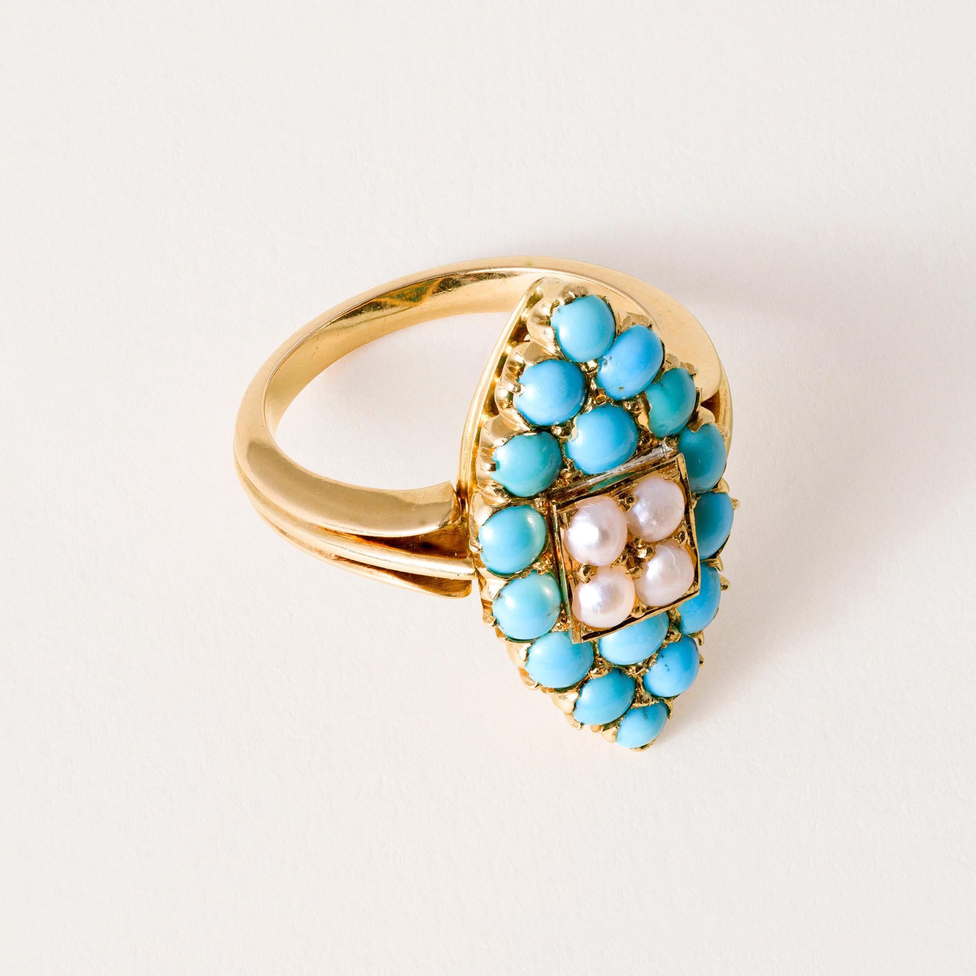 Si tratta di un anello navette in stile vittoriano con turchesi e perle in oro rosa.
