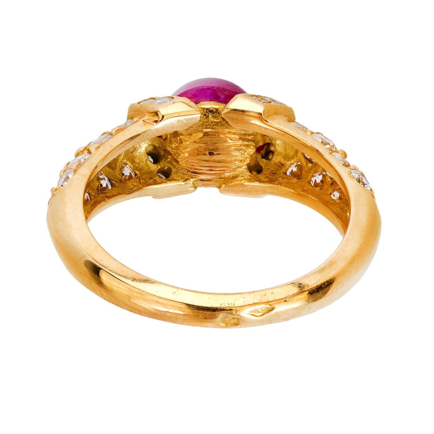 Cabochon Anello di rubini e diamanti vintage 18k in vendita