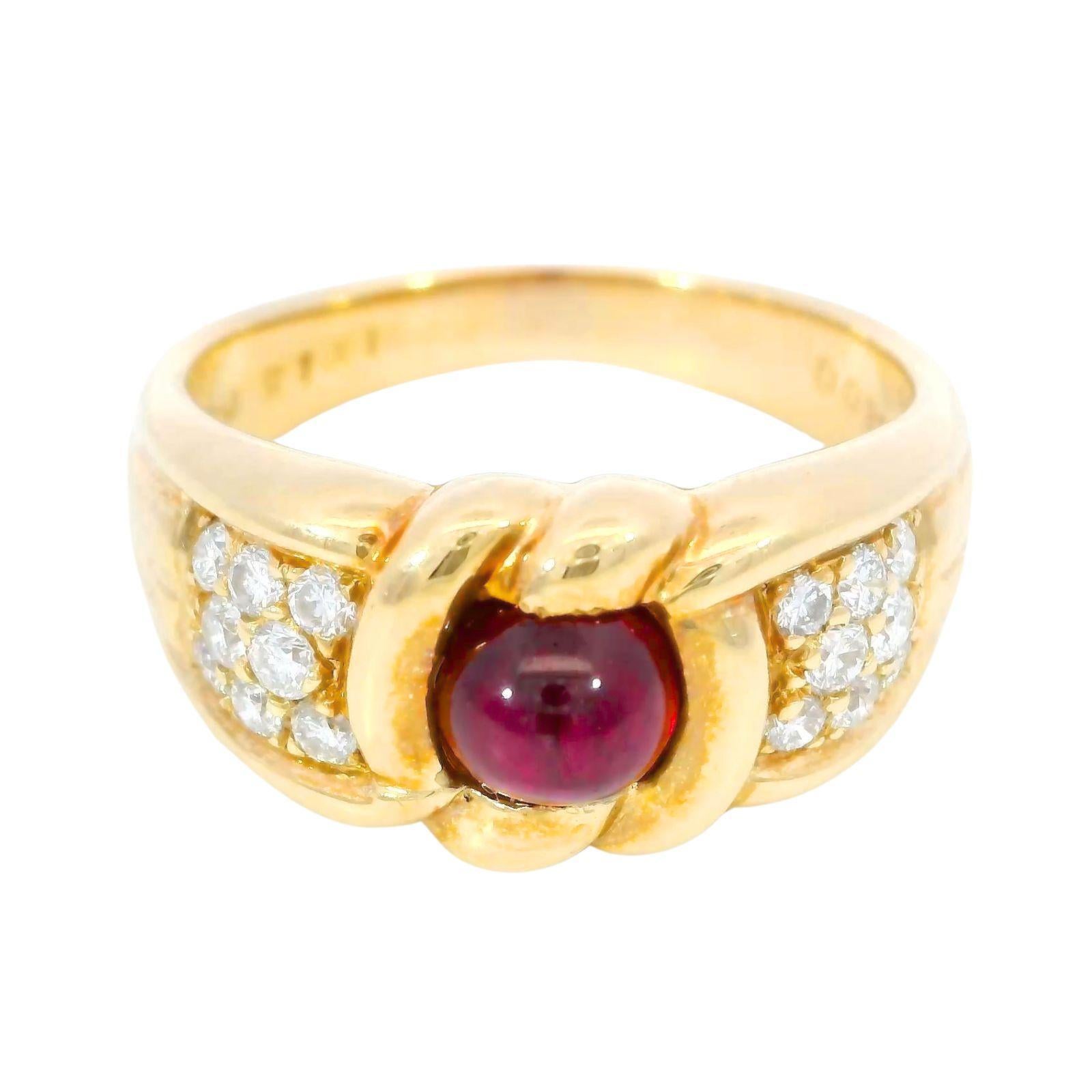 Anello di rubino e diamanti d'epoca in oro giallo 18 carati, misura 7,25 ~1,66ctw

Questo anello in oro giallo 18 carati presenta un rubino centrale dal taglio cabochon di ~1,31ct, che mostra una tonalità rossa ricca e profonda con una profondità e