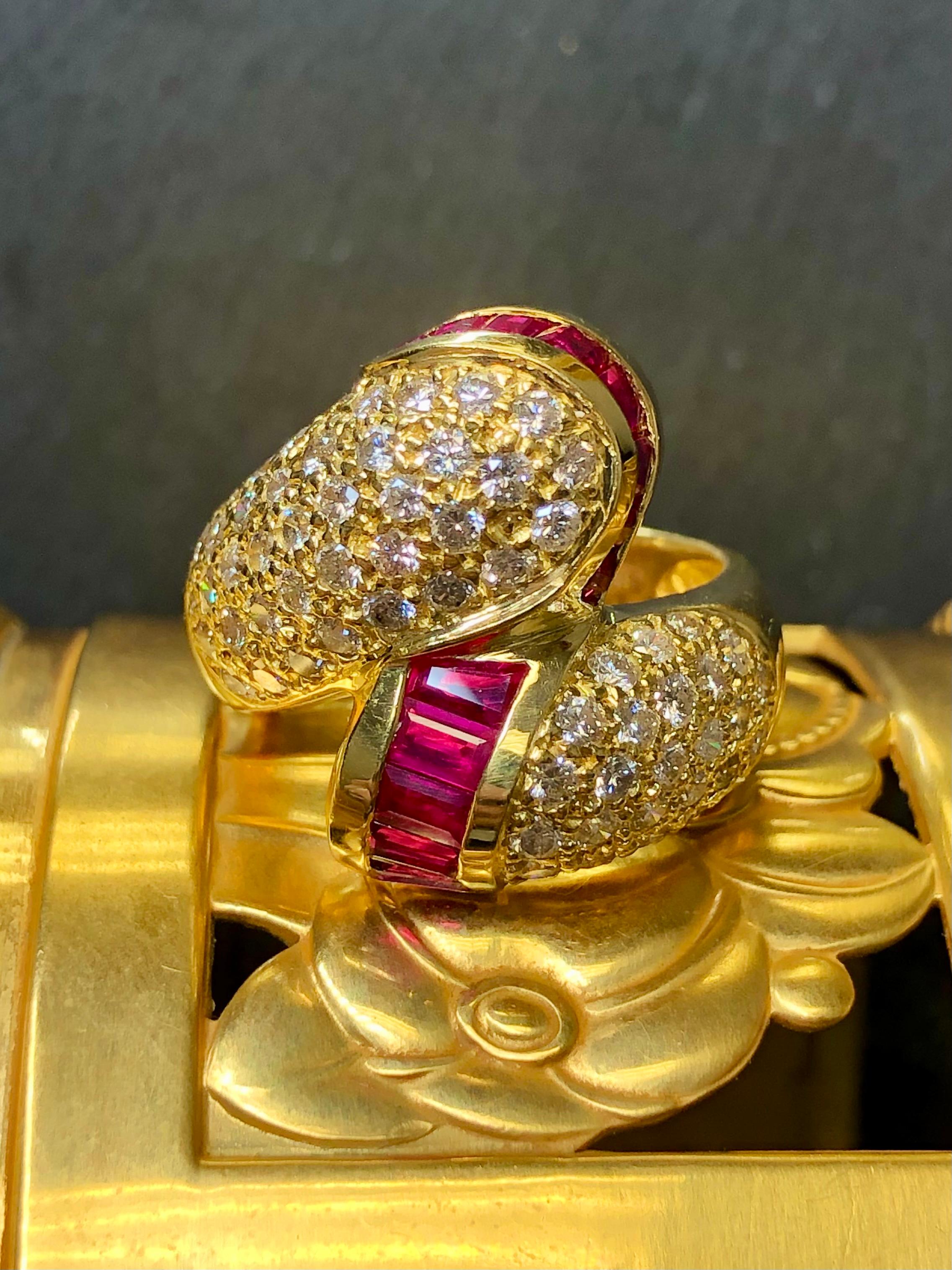 
Ein wunderschöner Vintage-Bypass-Ring aus einer der kühnsten Perioden der Schmuckwelt... etwa in den 1980er - 1990er Jahren. Es ist in 18K Gelbgold gefertigt und mit ca. 2,20cttw in H-I Farbe Vs2-Si1 Klarheit rund Diamanten und Kanal mit ca.
