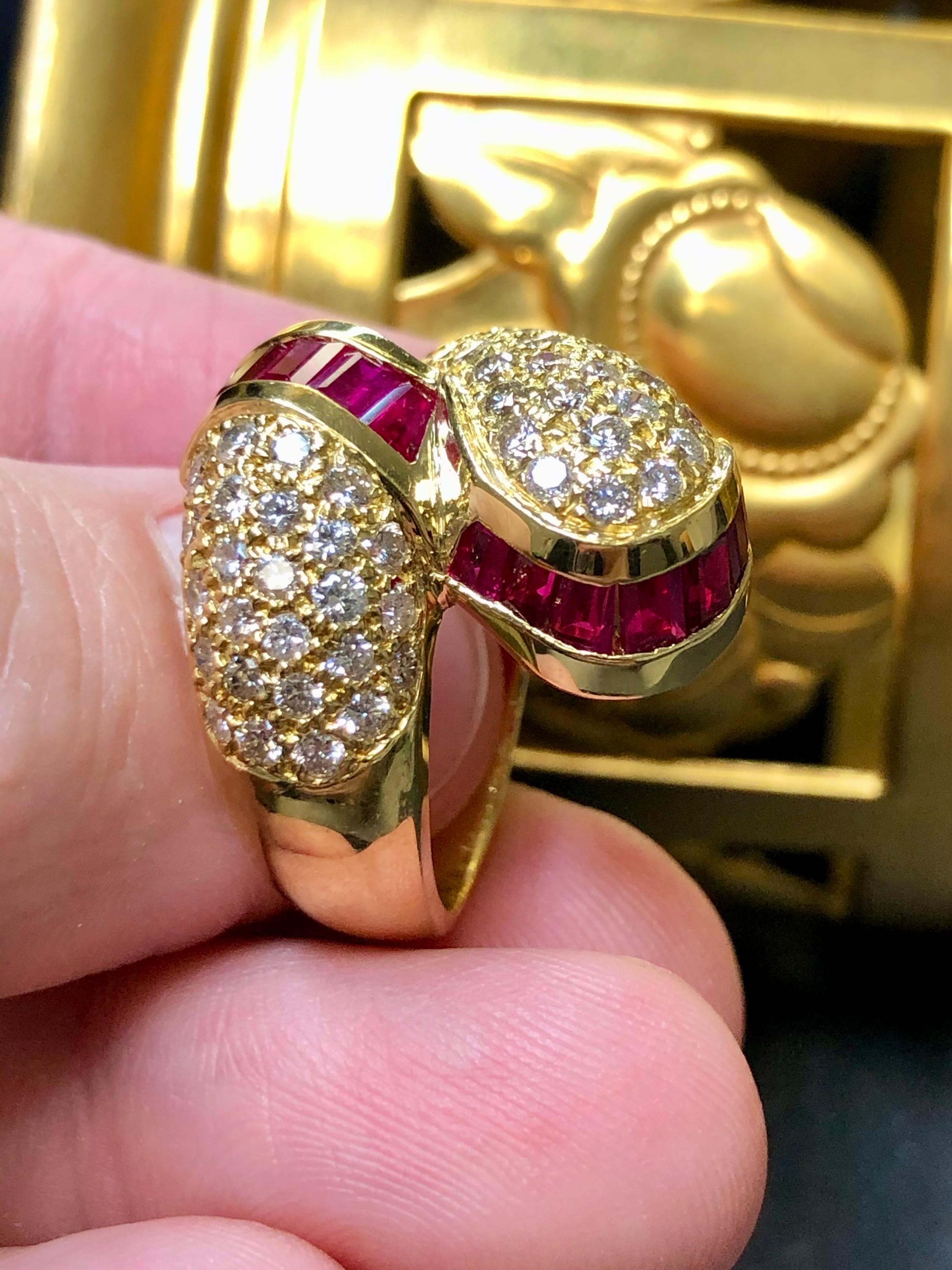 Vintage 18K Rubin Pave Diamant Bypass Großer Cocktail-Ring 4,53cttw Gr. 7,75 (Baguetteschliff) im Angebot