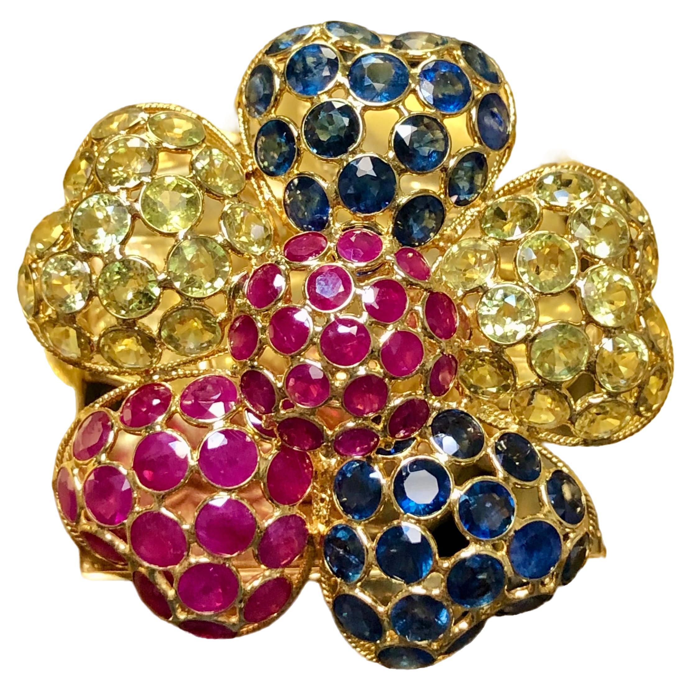 Broche fleur en rubis jaune, bleu et saphir 18 carats 15,45 carats en vente