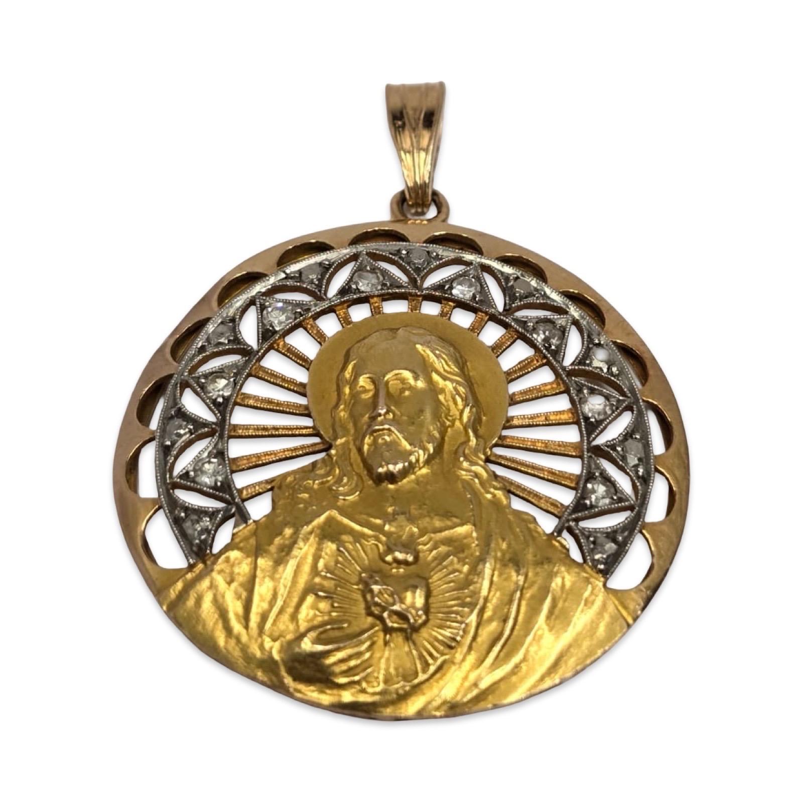 Taglio rotondo Ciondolo a medaglione del Sacro Cuore di Gesù d'epoca in 18 carati con accenti di diamanti a raggiera in vendita