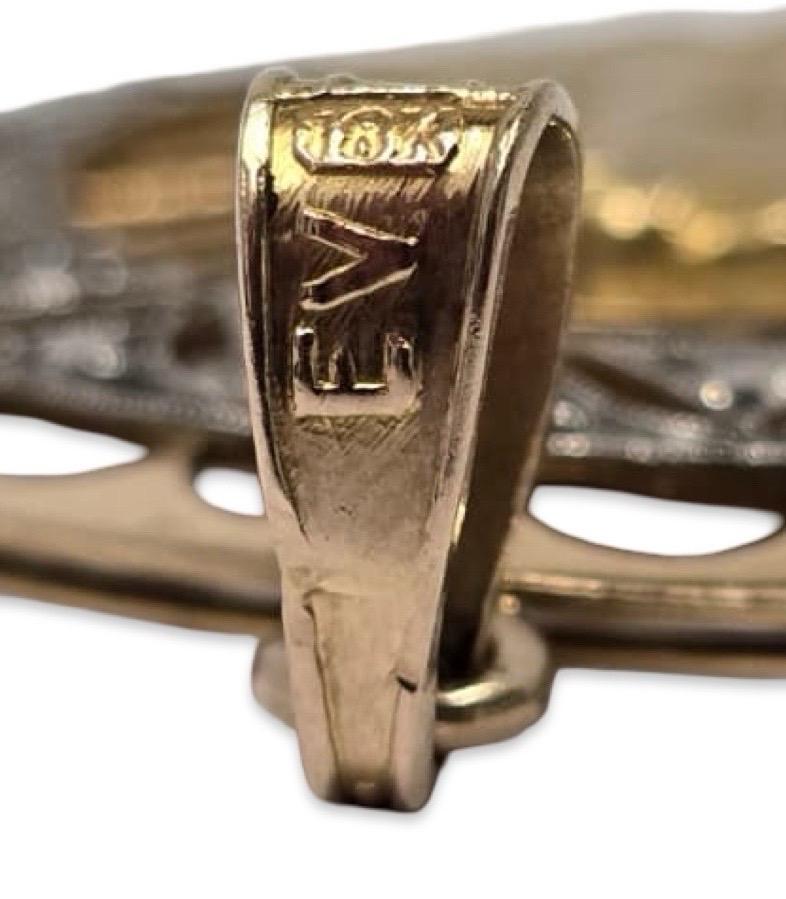 Ciondolo a medaglione del Sacro Cuore di Gesù d'epoca in 18 carati con accenti di diamanti a raggiera in vendita 1