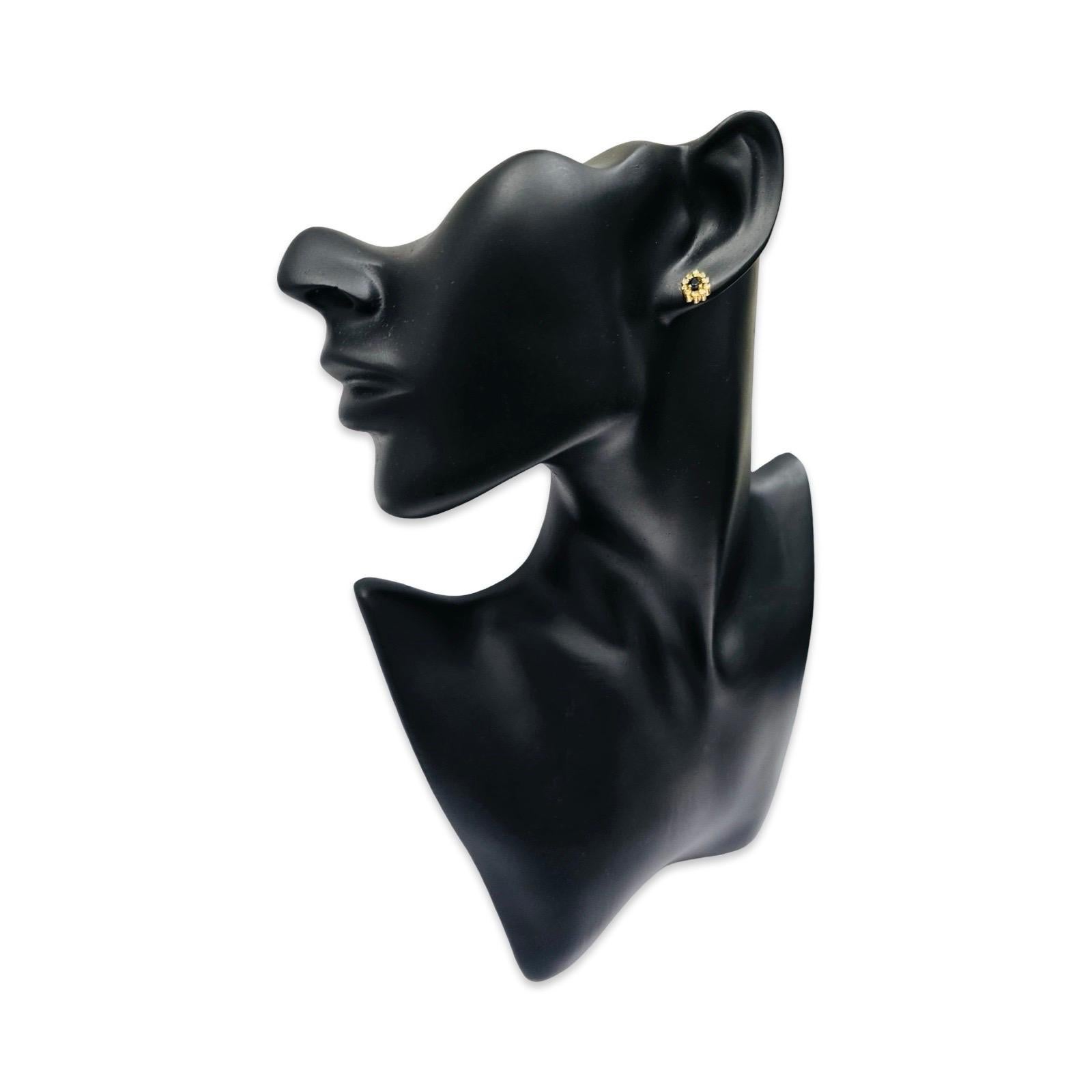 Elegante Vintage-Ohrringe aus 18 Karat Gelbgold mit birnenförmigen blauen Saphiren von insgesamt etwa 0,56 Karat. Jeder Mittelstein wird von einem Halo aus runden Brillanten von insgesamt ca. 0,60 Karat umrahmt, wodurch eine klassische,