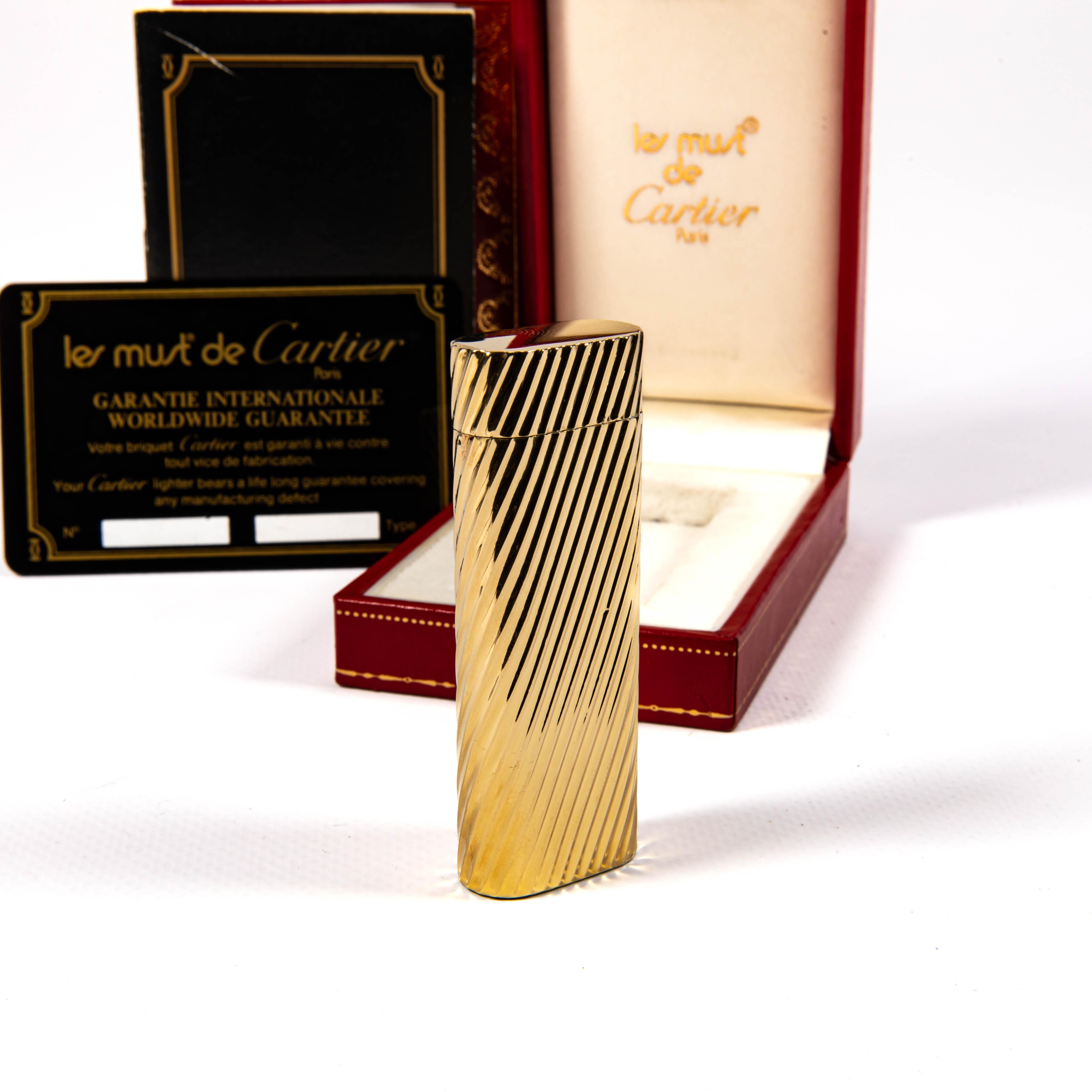 Accendino d'epoca in oro massiccio 18k CARTIER Les Must in scatola anni '70 in vendita 2