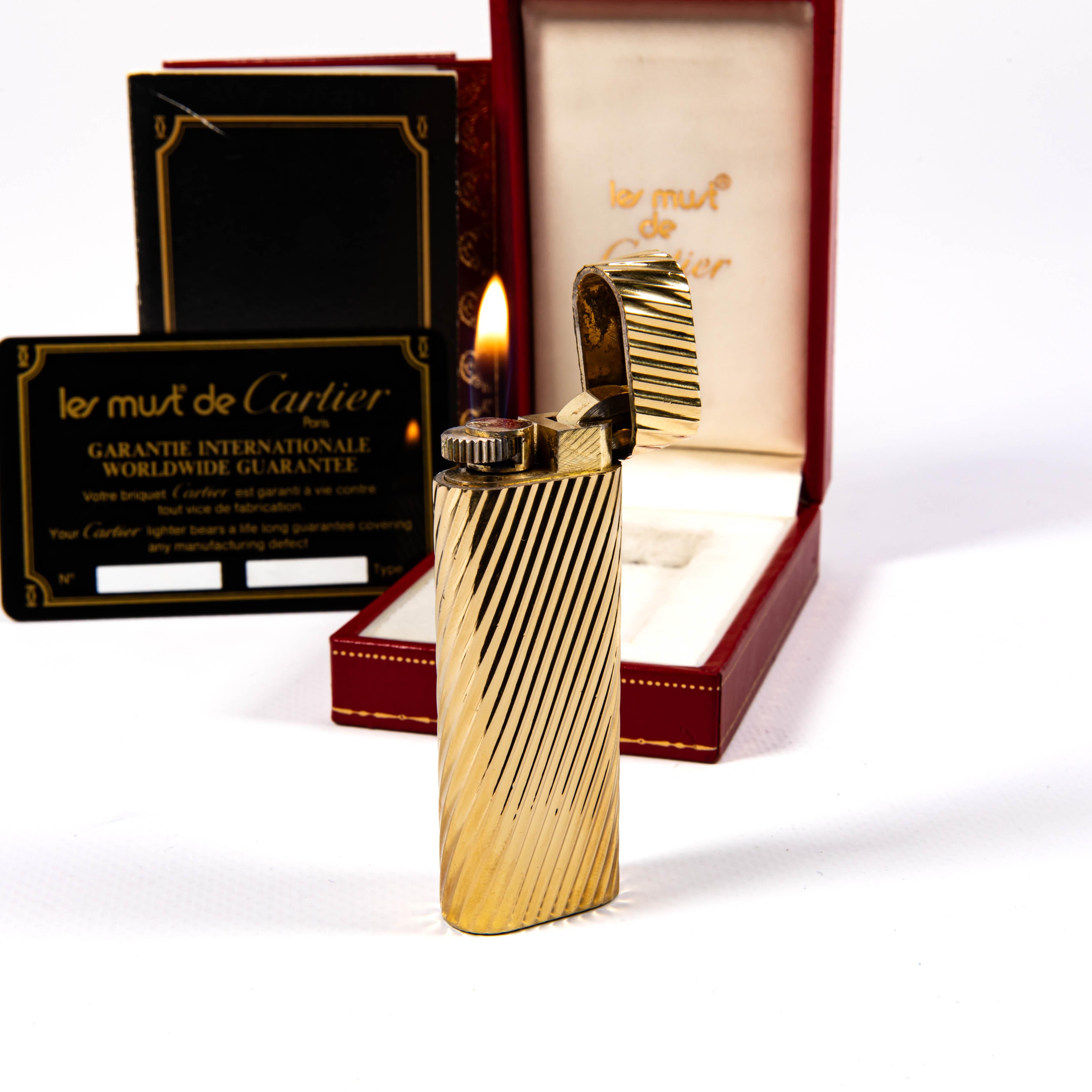 Accendino d'epoca in oro massiccio 18k CARTIER Les Must in scatola anni '70 in vendita 4