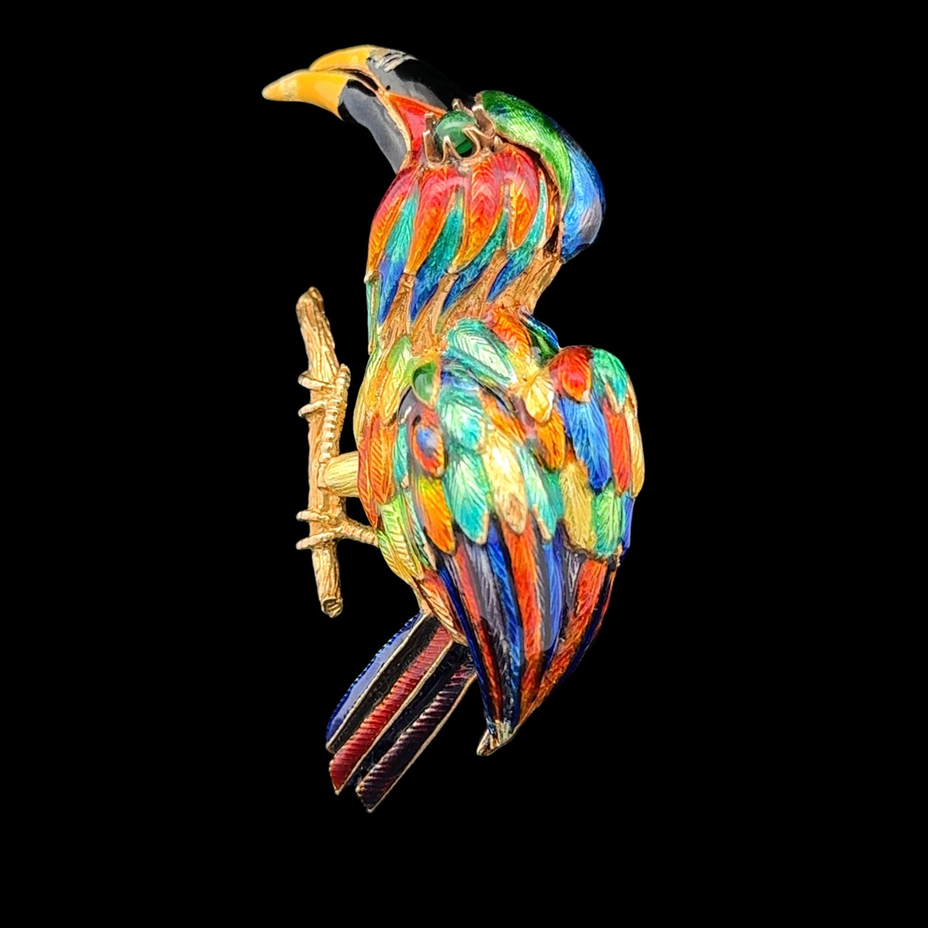 Spilla d'epoca in oro massiccio 18 carati con smalto multicolore Tucano Pappagallo Uccello Grande In condizioni buone in vendita a Montclair, NJ