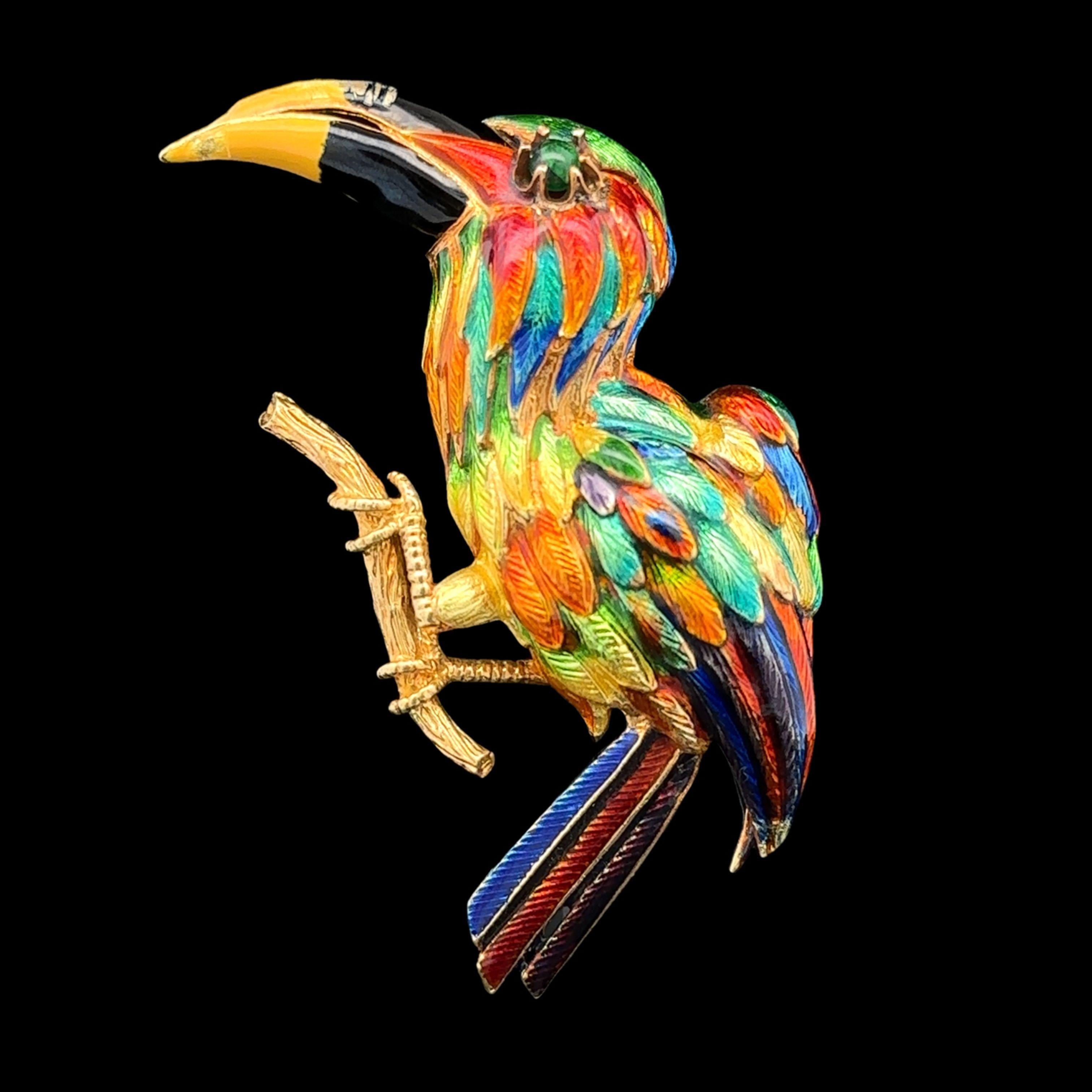 Spilla d'epoca in oro massiccio 18 carati con smalto multicolore Tucano Pappagallo Uccello Grande in vendita 1