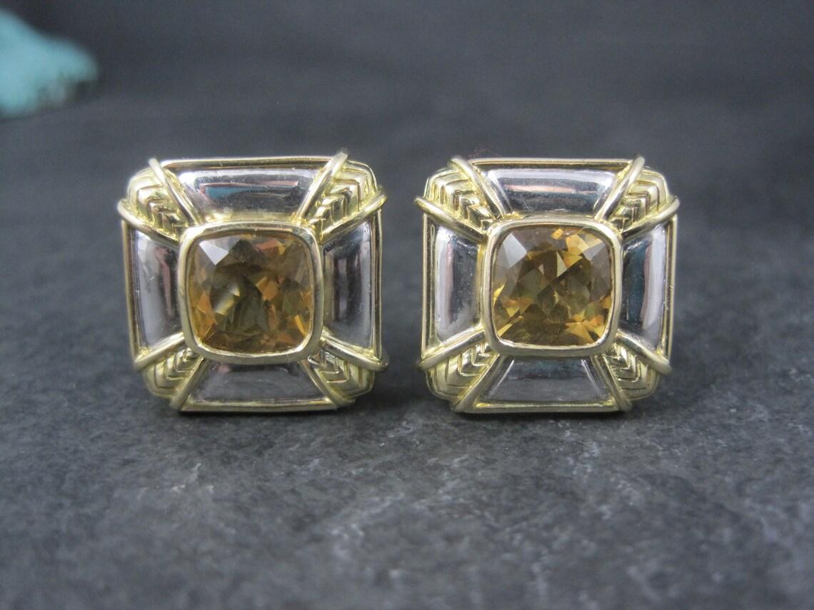 Diese wunderschönen Vintage-Ohrringe sind eine Kombination aus Sterlingsilber und 18 Karat Gold.
Sie sind mit schönen 8 mm großen Citrin-Edelsteinen besetzt und haben französische Rückseiten mit klappbaren Stiften.

Abmessungen: 3/4 mal 3/4 eines