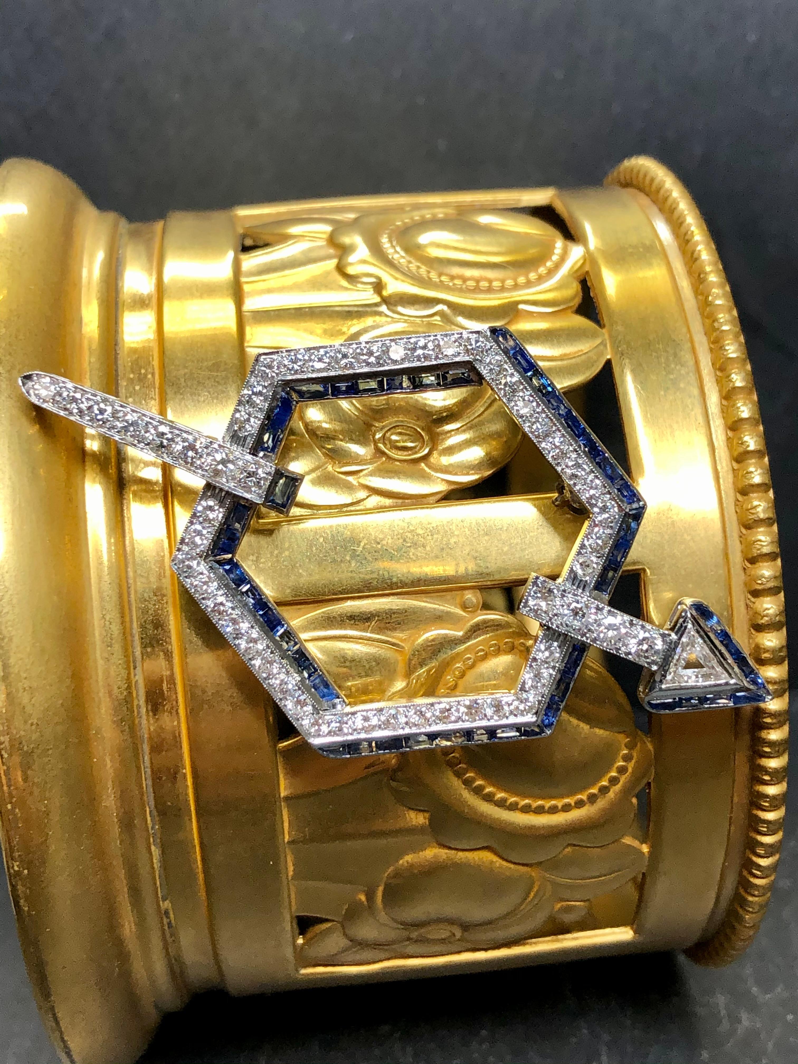 Eine auffällige Brosche in 18K Weißgold und Perle sowie Lünette mit etwa 1,80cttw auf H-I Farbe Vs1-Si1 Klarheit rund und Trilliant geschliffenen Diamanten sowie etwa 2,40cttw in benutzerdefinierten geschnitten natürlichen blauen Saphiren