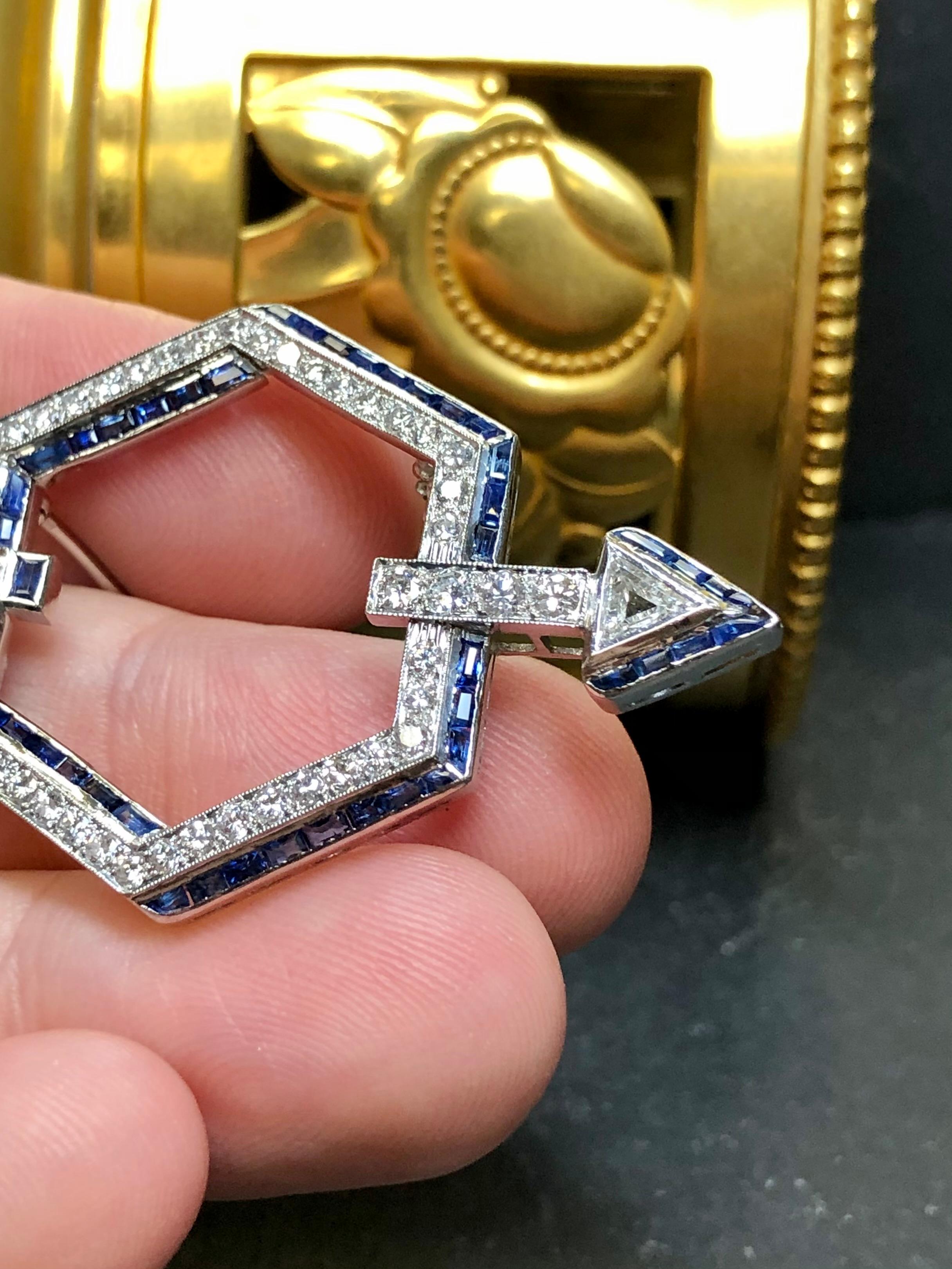 Vintage 18K Trilliant Diamond Sapphire Arrow Brooch Pin 4.20cttw In Good Condition For Sale In Winter Springs, FL