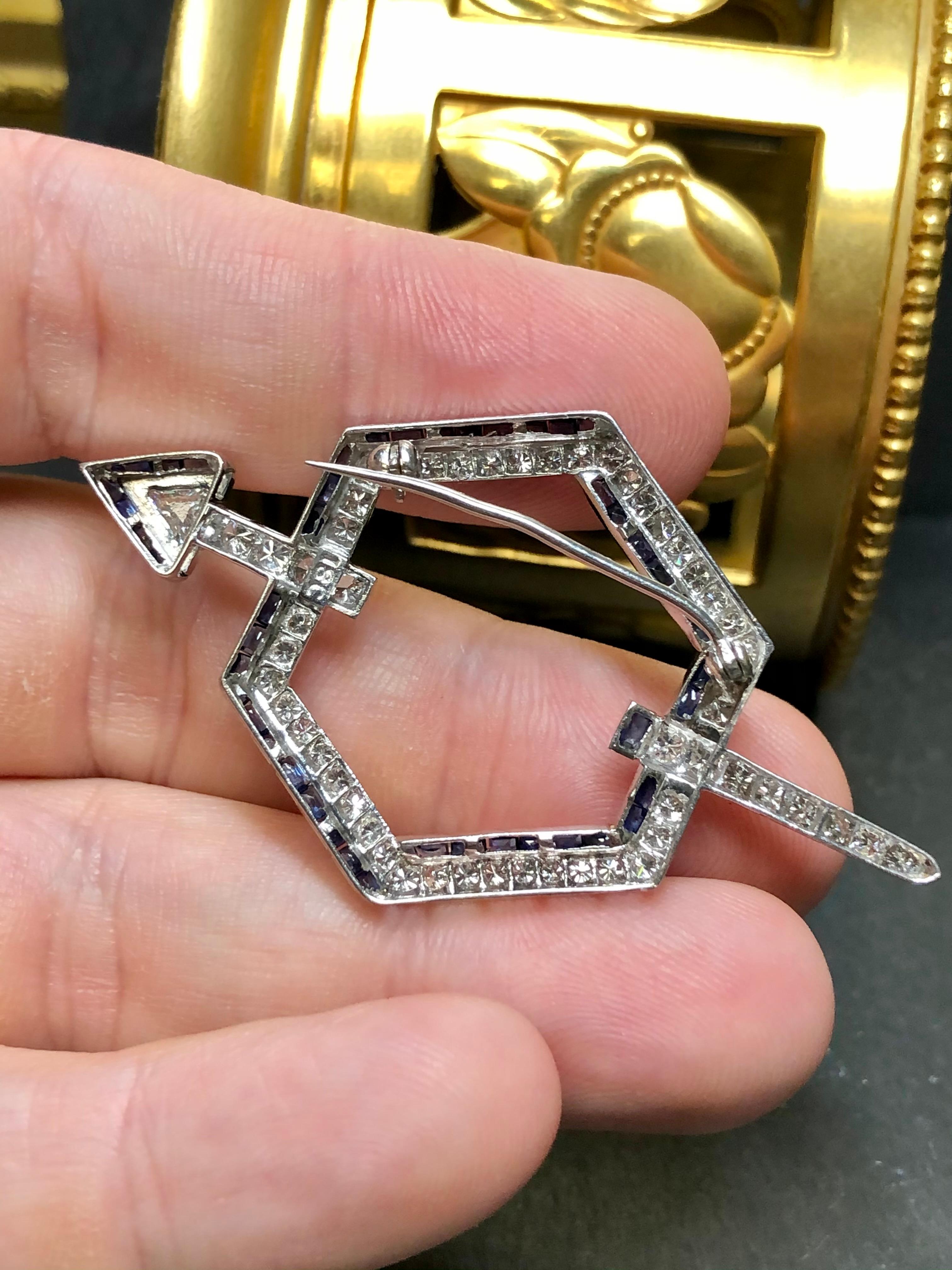 Vintage 18K Trilliant Diamond Sapphire Arrow Brosche Pin 4.20cttw im Angebot 1
