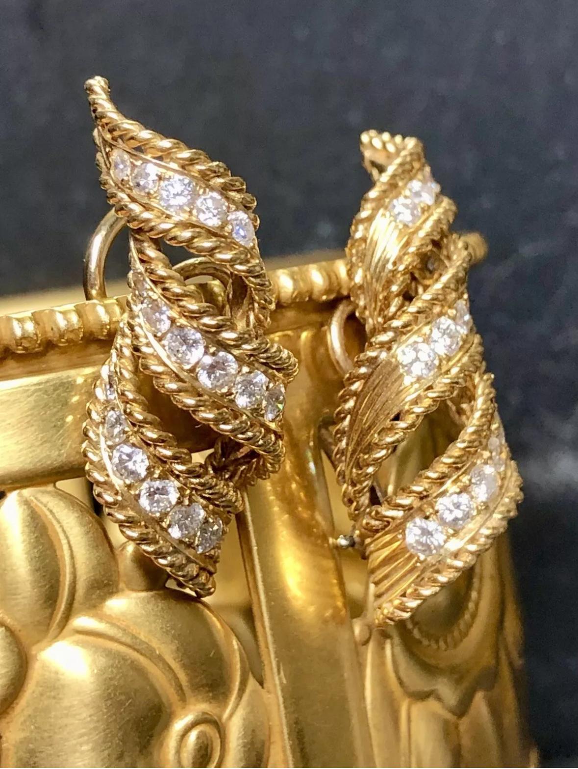 Vintage 18K Twisted Ribbon Diamond Huggie Earrings 1.70cttw Omega Backs (Retro) im Angebot