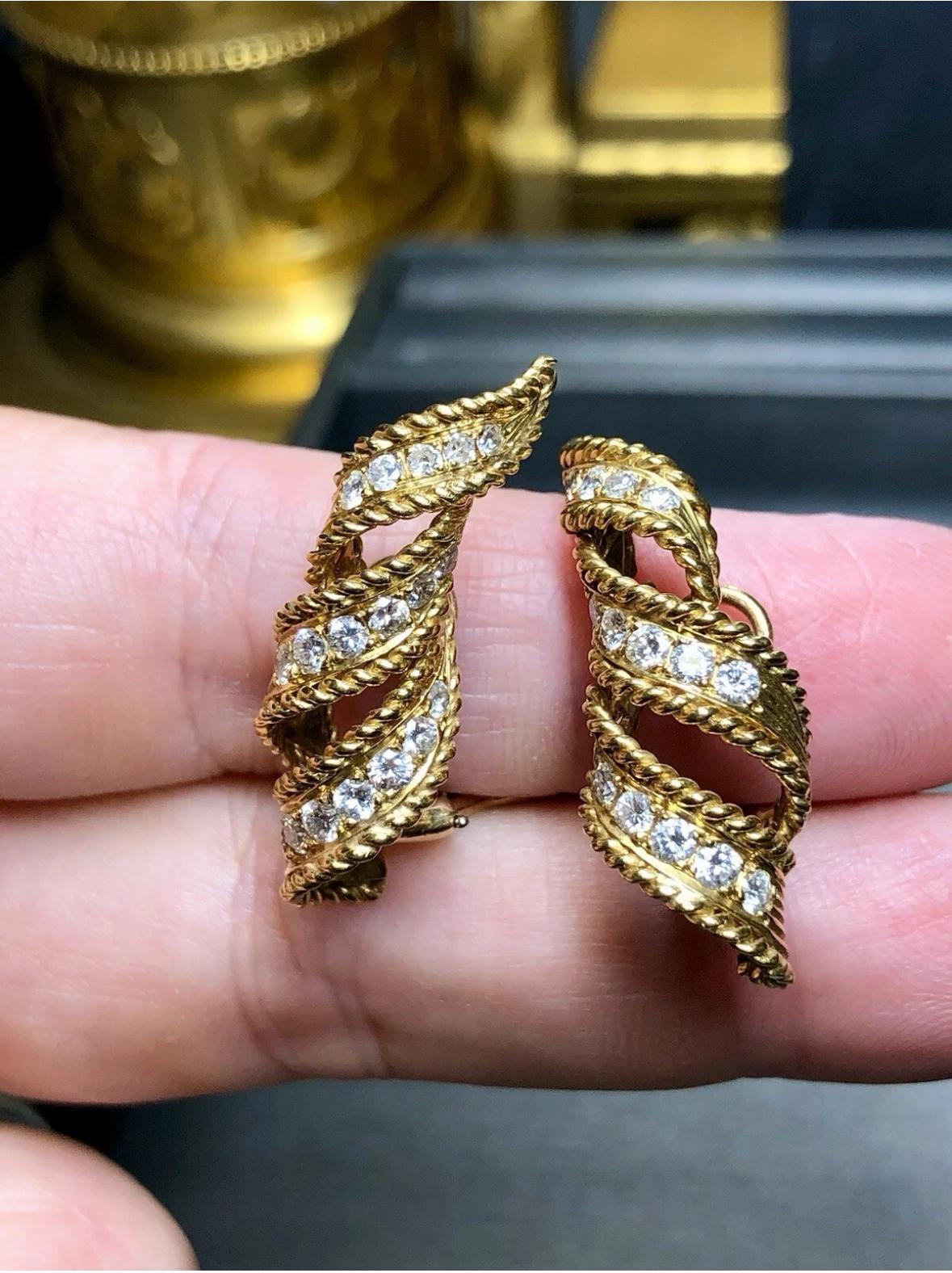 Vintage 18K Twisted Ribbon Diamond Huggie Earrings 1.70cttw Omega Backs im Zustand „Gut“ im Angebot in Winter Springs, FL