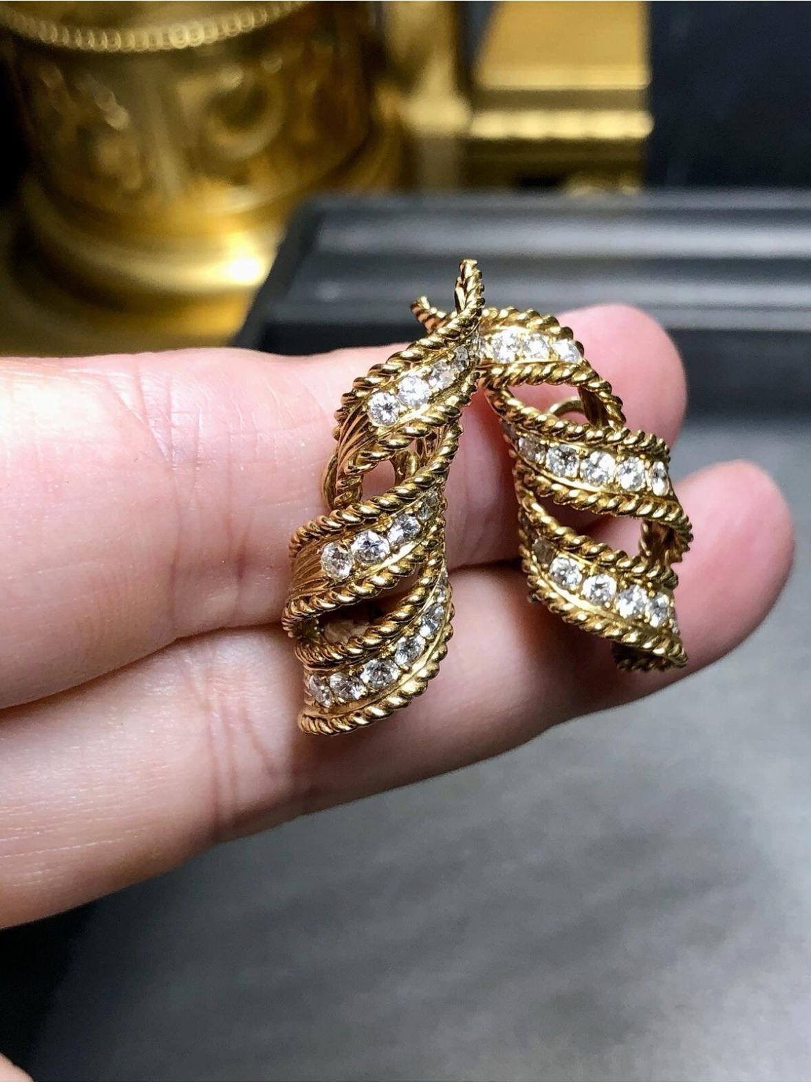 Vintage 18K Twisted Ribbon Diamond Huggie Earrings 1.70cttw Omega Backs für Damen oder Herren im Angebot