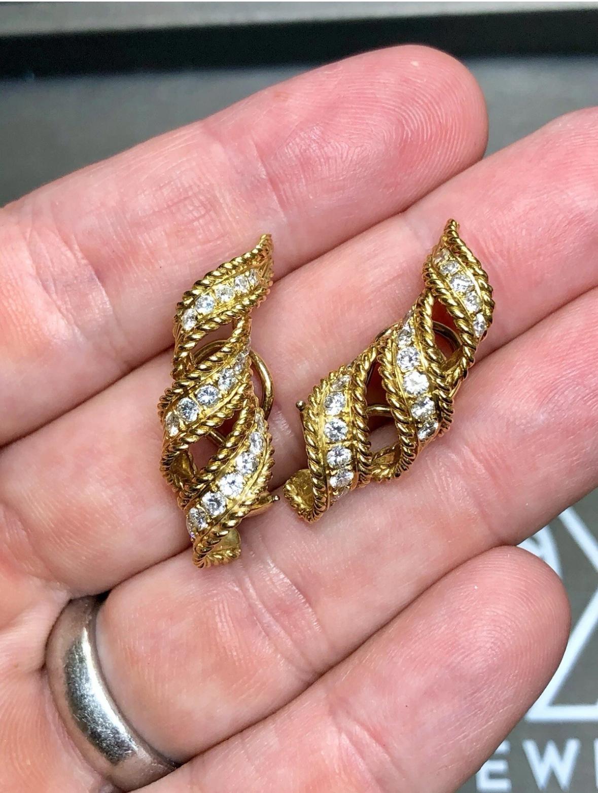 Vintage 18K Twisted Ribbon Diamond Huggie Earrings 1.70cttw Omega Backs im Angebot 1