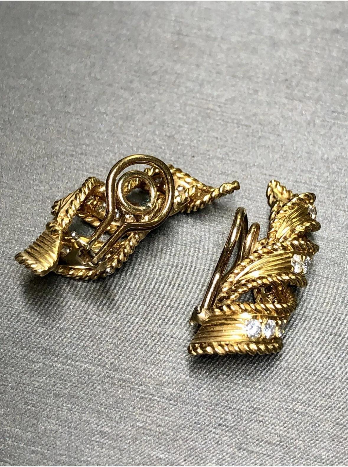 Vintage 18K Twisted Ribbon Diamond Huggie Earrings 1.70cttw Omega Backs im Angebot 2