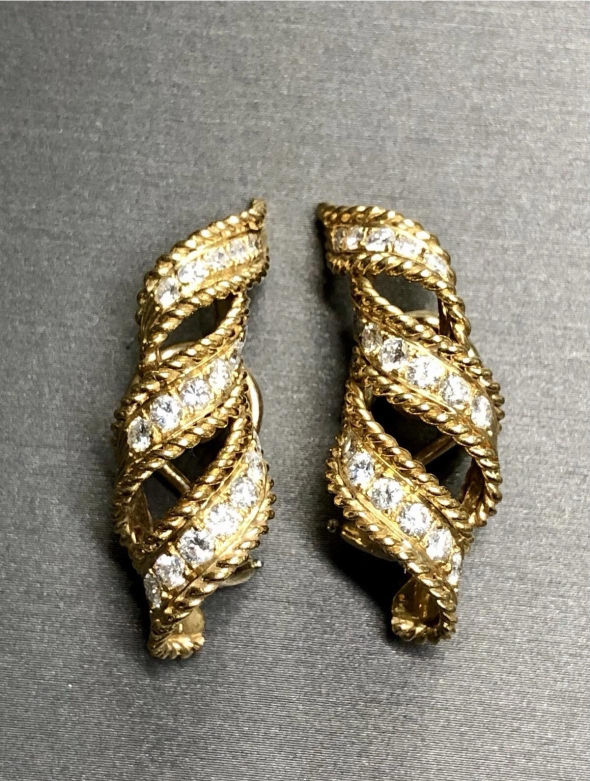 Vintage 18K Twisted Ribbon Diamond Huggie Earrings 1.70cttw Omega Backs im Angebot 3
