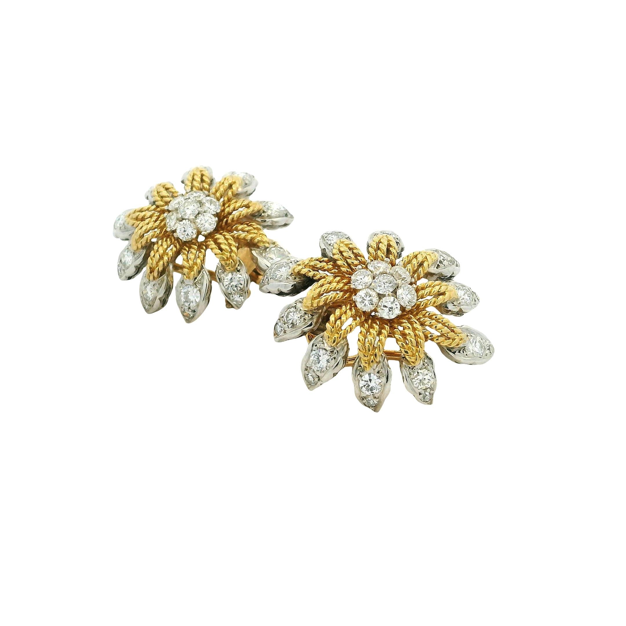 Questi orecchini dal design floreale vintage sono realizzati in lussuoso oro bicolore 18 carati e rappresentano una dichiarazione di eleganza senza tempo. Ogni orecchino a clip presenta intricati petali in oro giallo con texture a corda, accentati