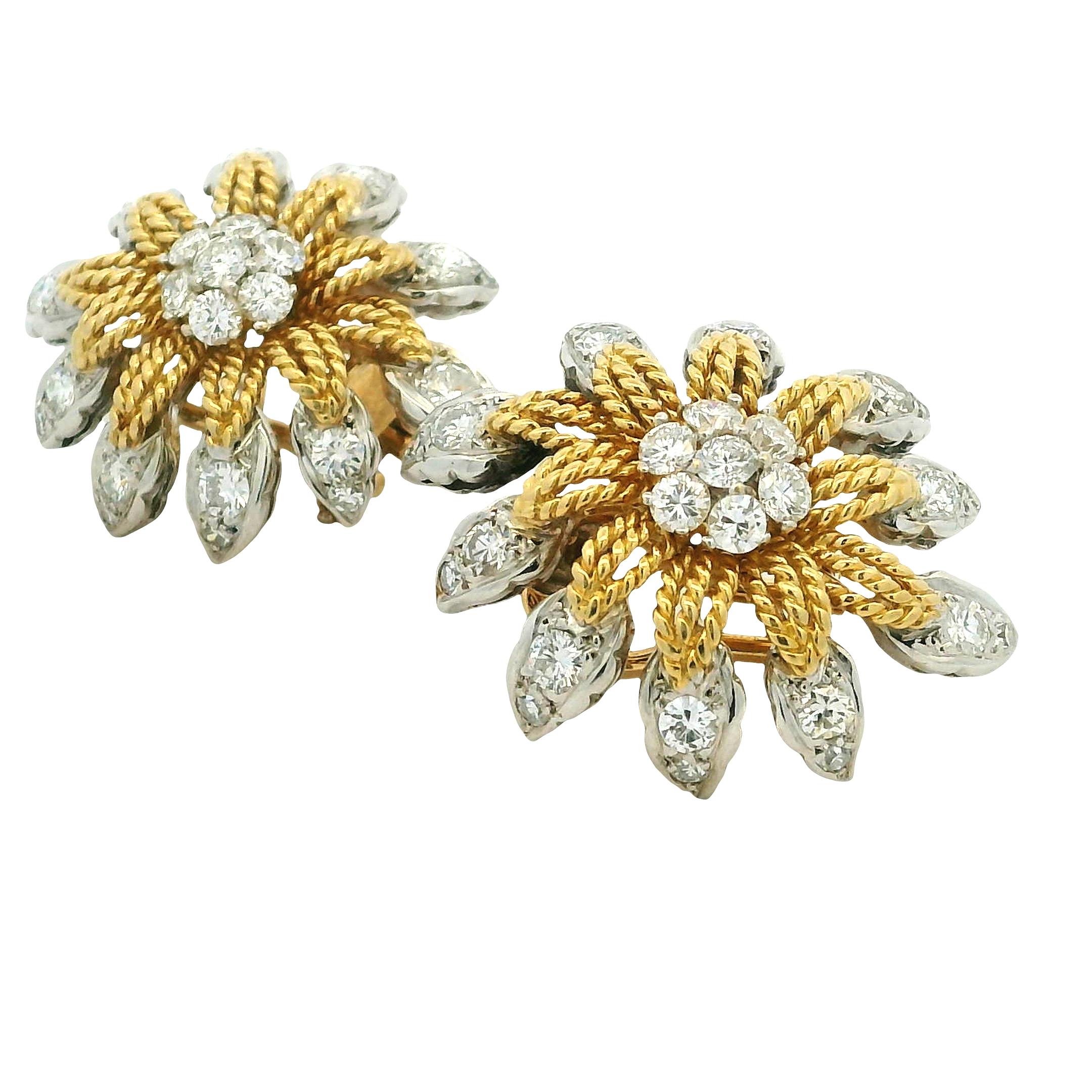 Contemporaneo Orecchini a clip d'epoca in oro bicolore 18 carati con 2,95 carati di diamanti - Design floreale in vendita